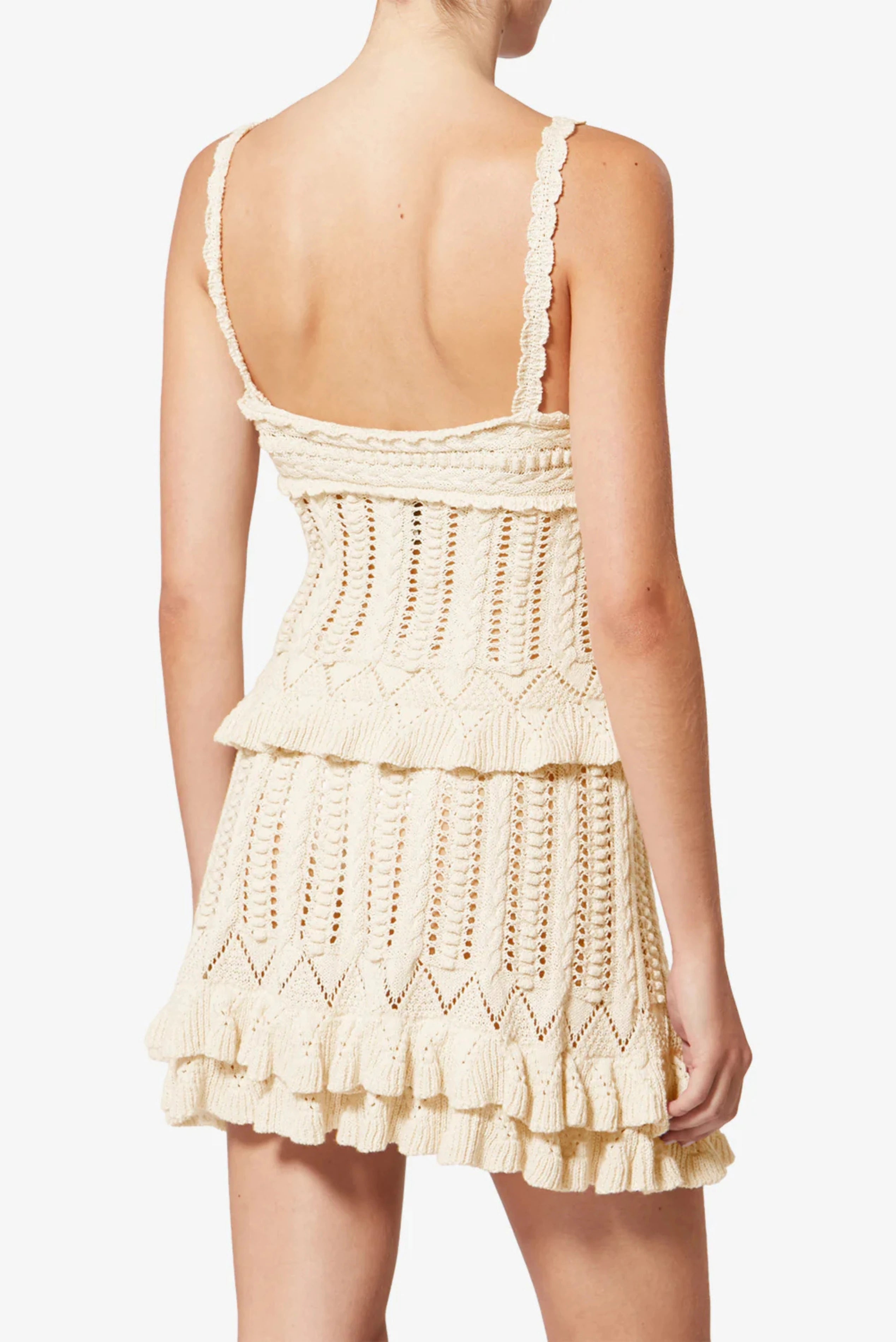 Vista traseira do top crochet bege Isabel Marant com alças finas e modelagem ajustada