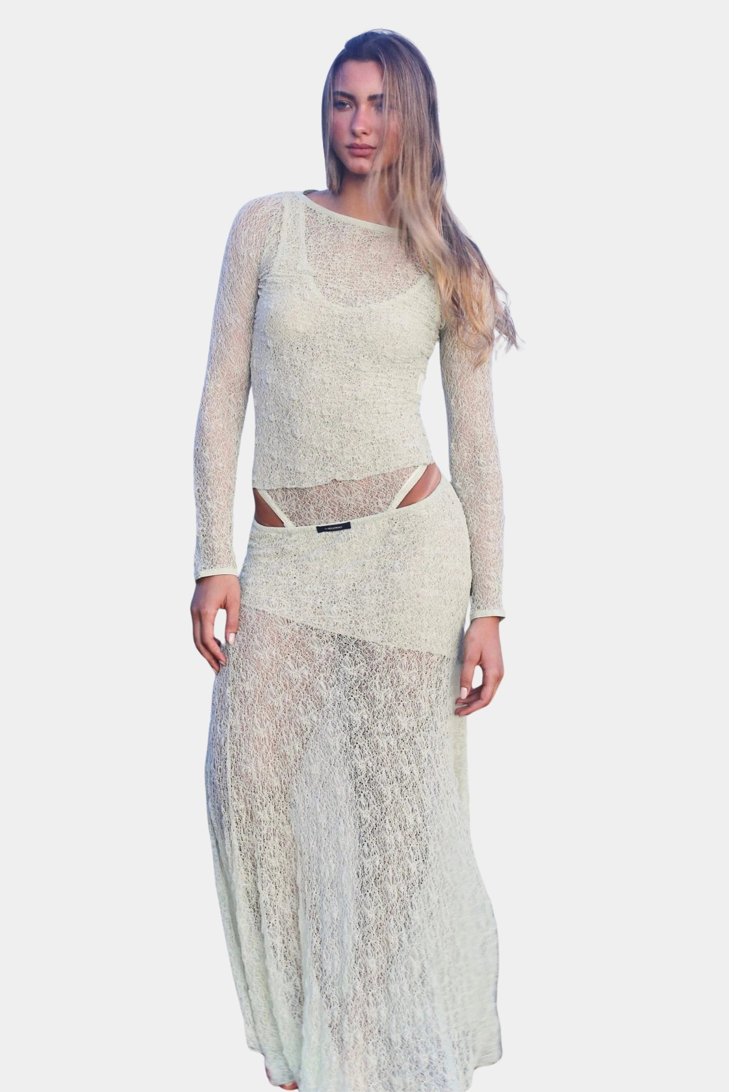 Modelo usando saia longa Lexy MR em renda verde claro com caimento fluido e visual monocromático