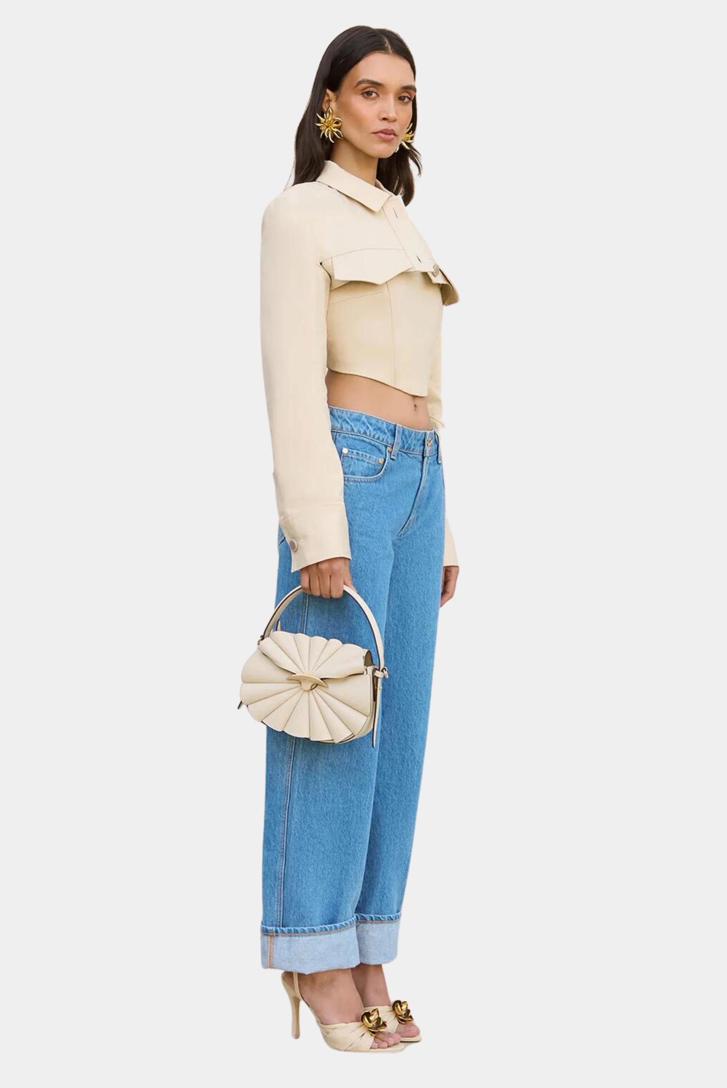 Jaqueta cropped Issa Cult Gaia bege com jeans reto de cintura alta