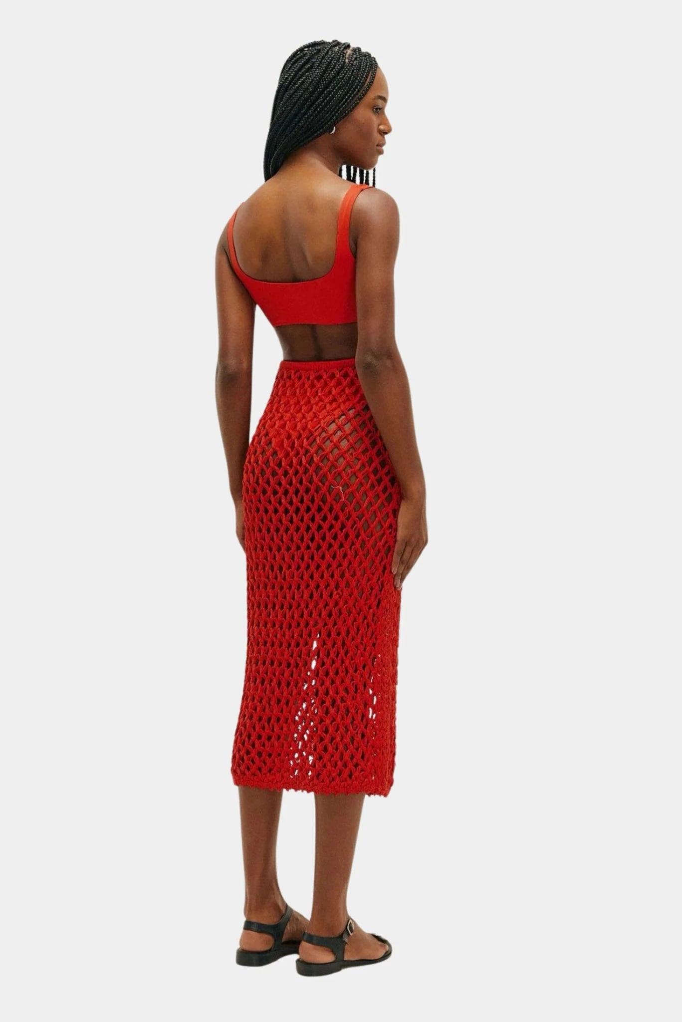 Vista traseira da saia Moana Haight em tricot vazado vermelho de modelagem midi