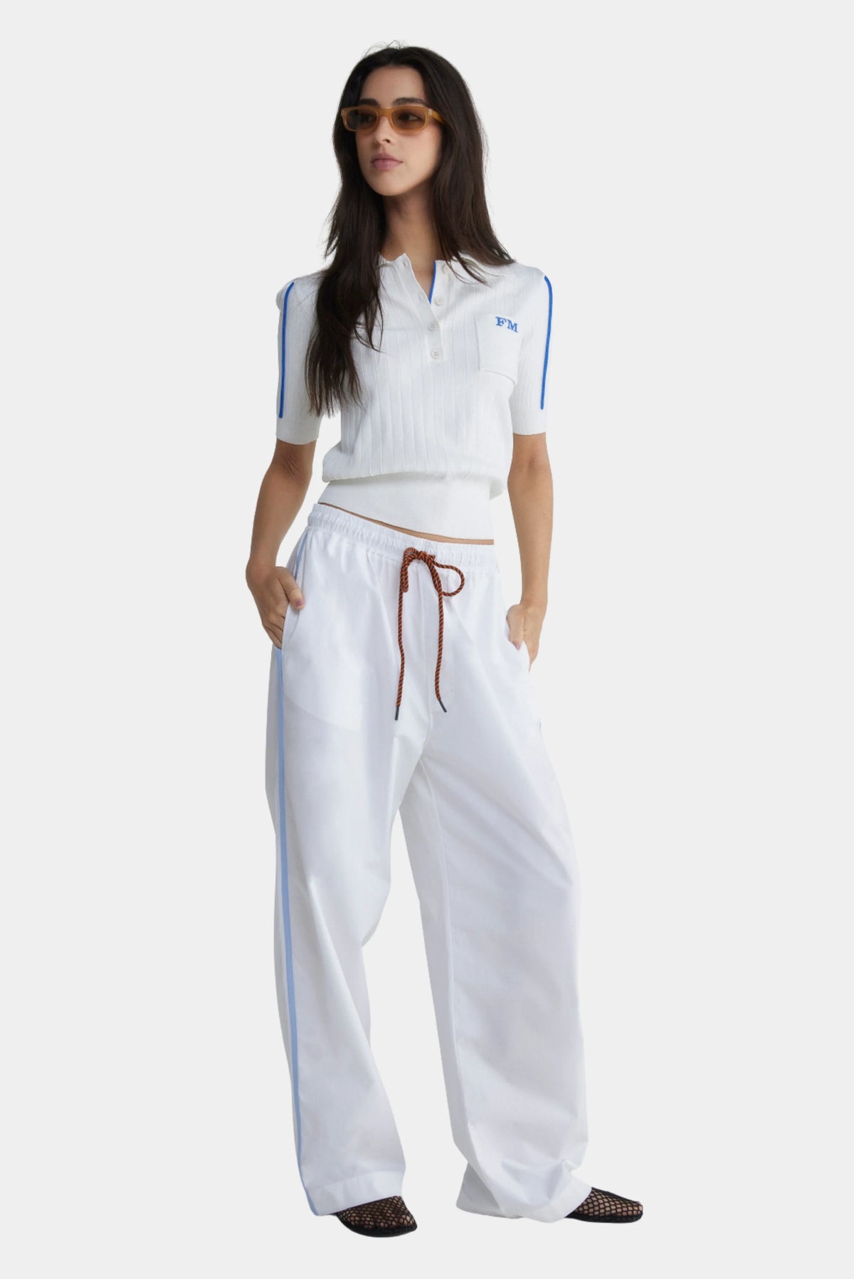 Calça Dust Francesca branca de perna ampla com cintura elástica, cordão e faixa lateral azul