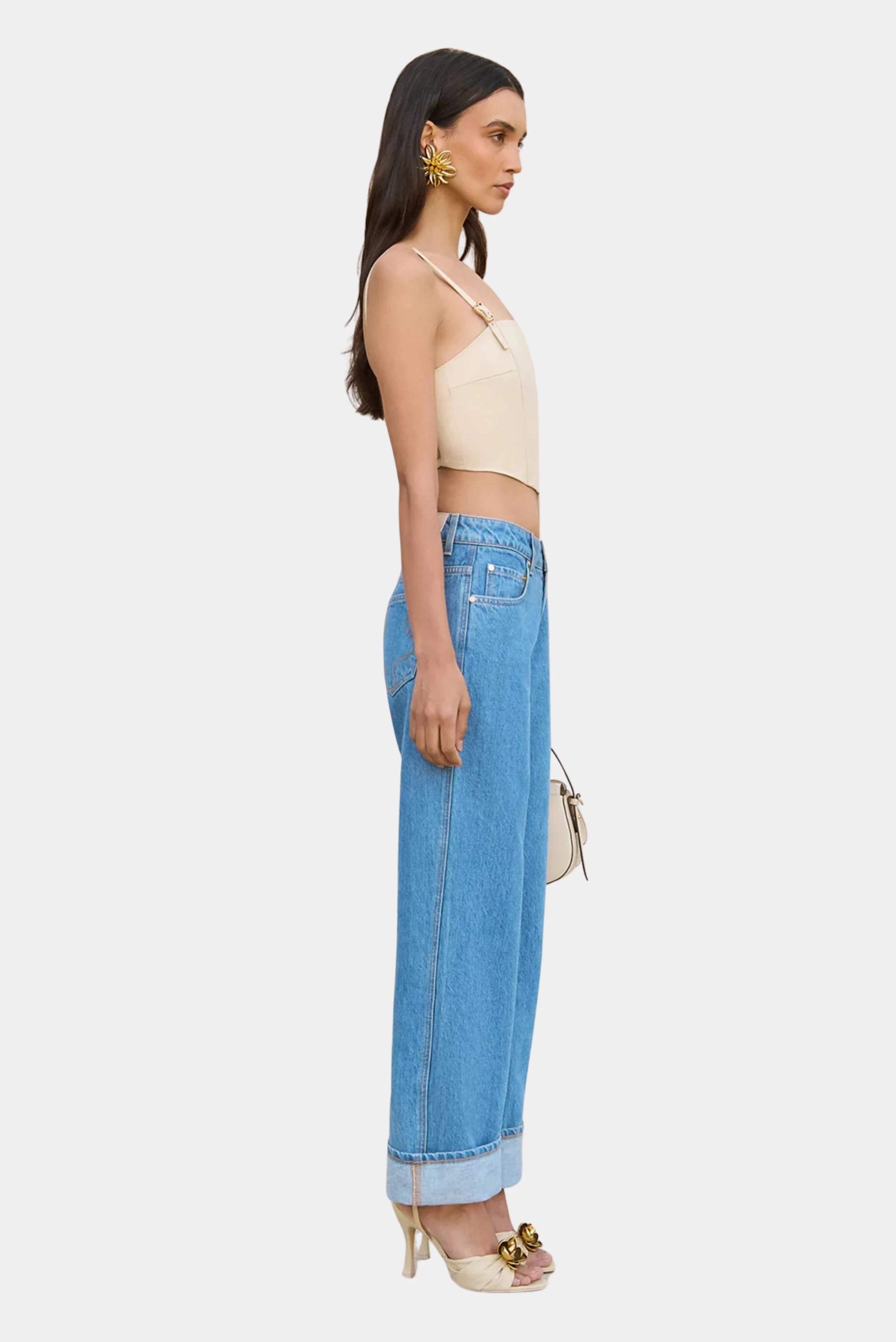 Top cropped bege Cult Gaia com modelagem estruturada e alças ajustáveis