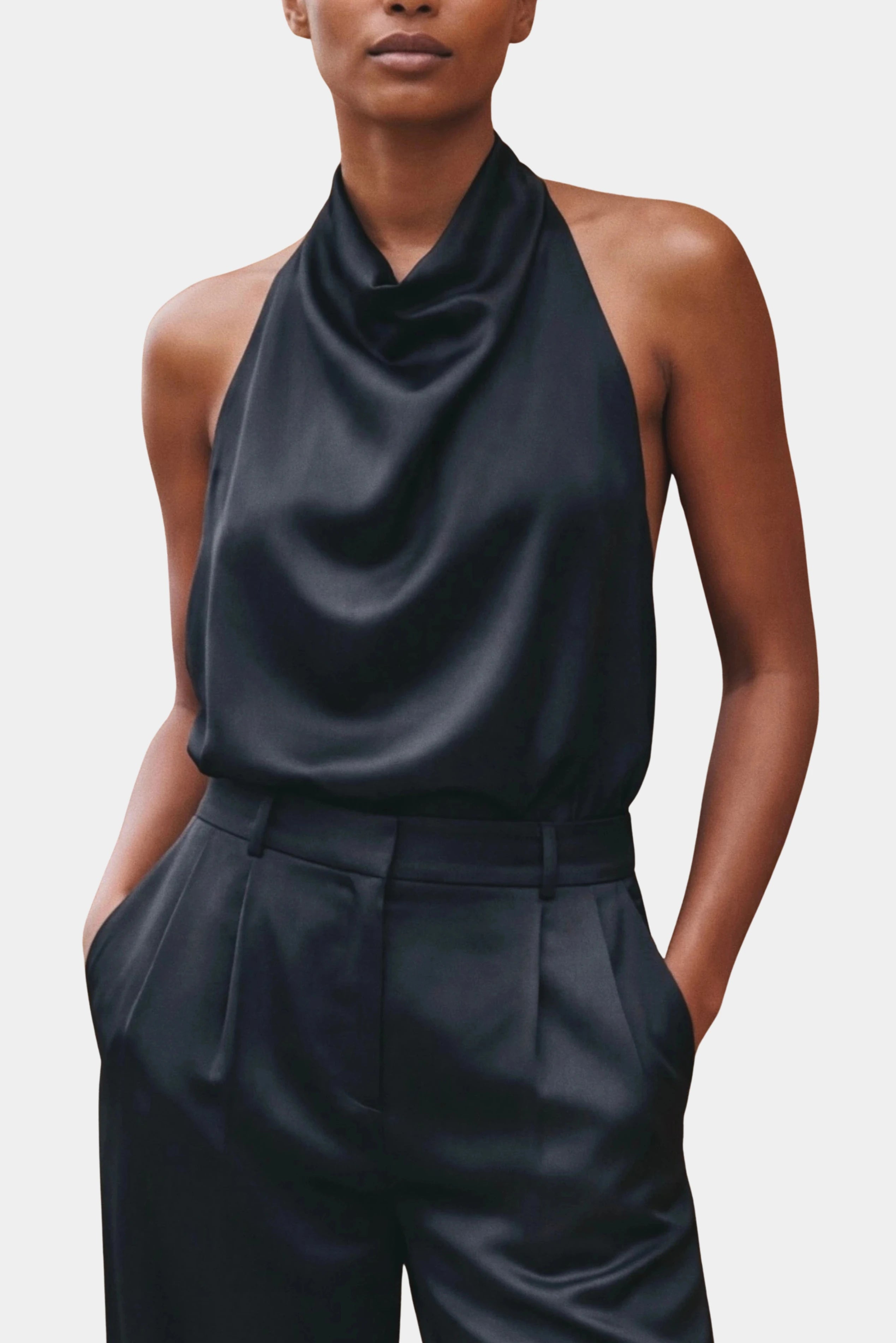 Top Frente Única Helza MR preto com decote drapeado em proposta elegante feminina