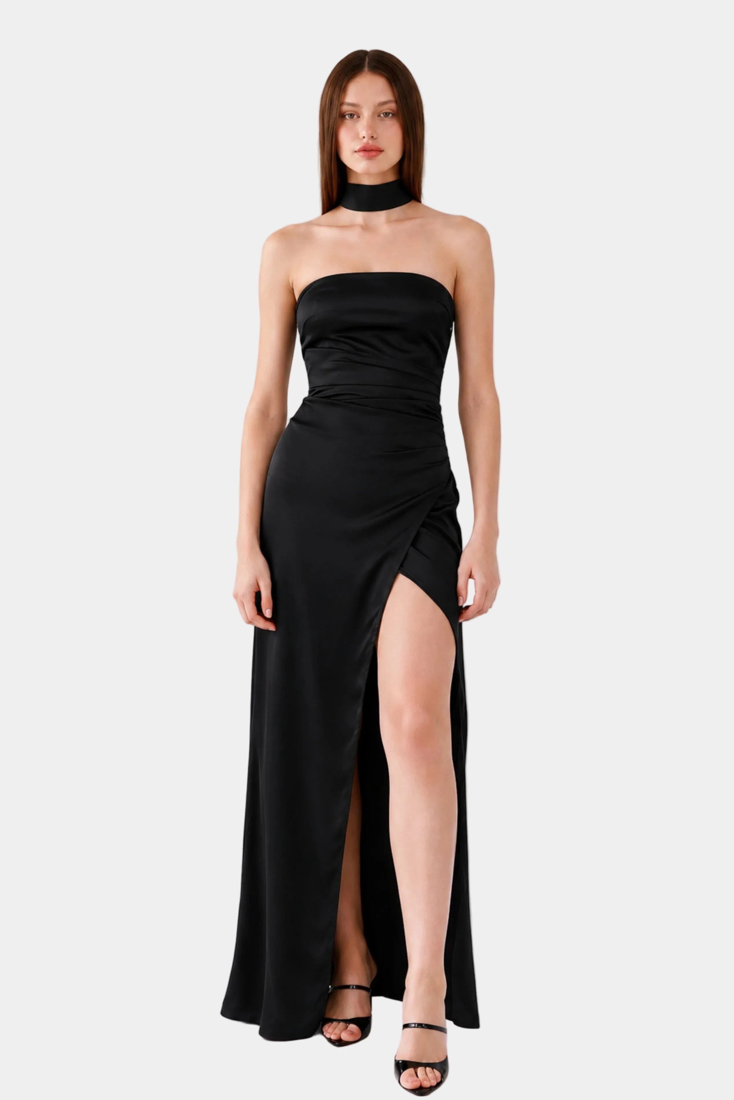 Modelo usando Vestido de Festa Longo Opera MR preto com fenda alta e gola removível
