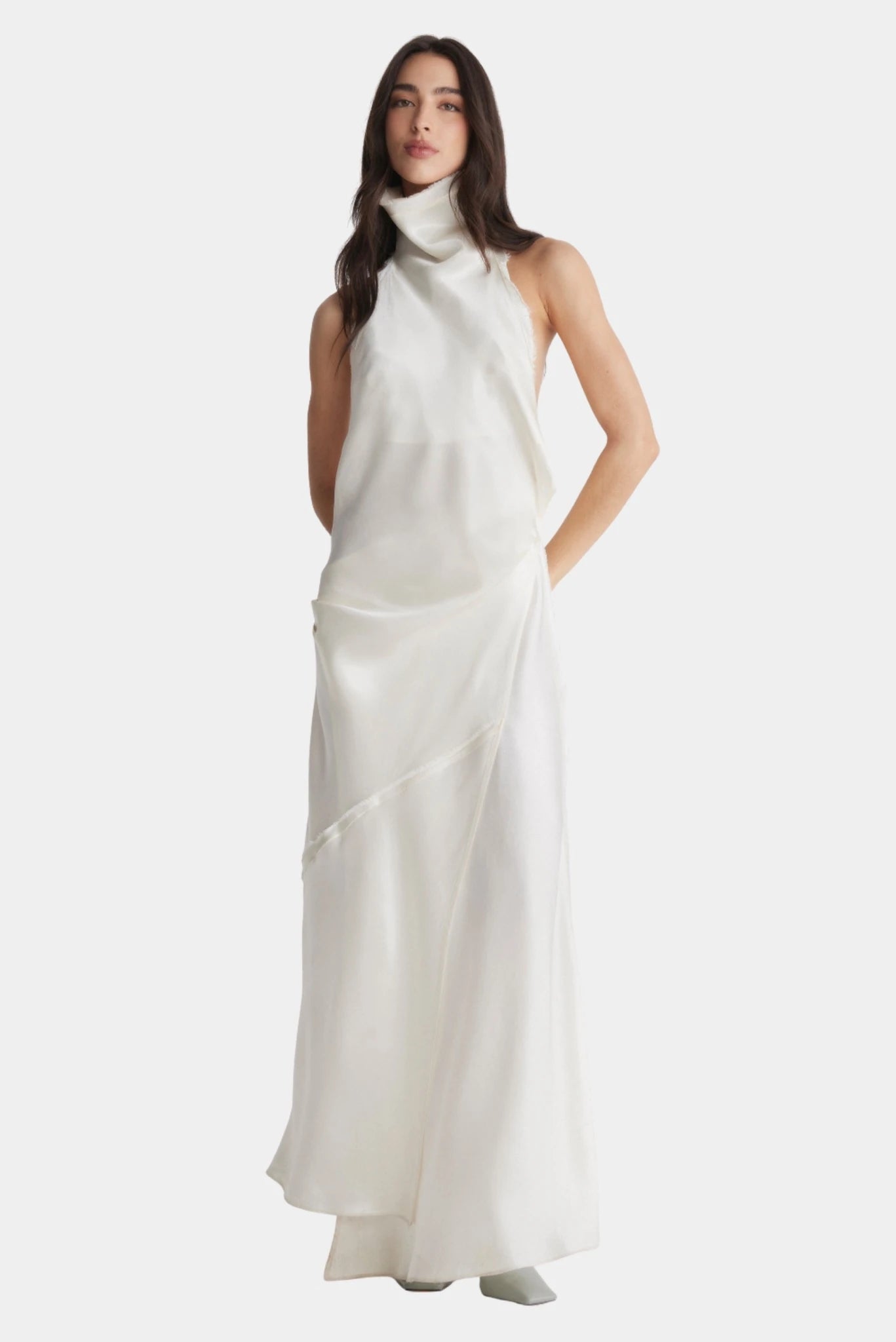 Vestido longo fluido Francesca off-white com gola alta drapeada e modelagem sem mangas