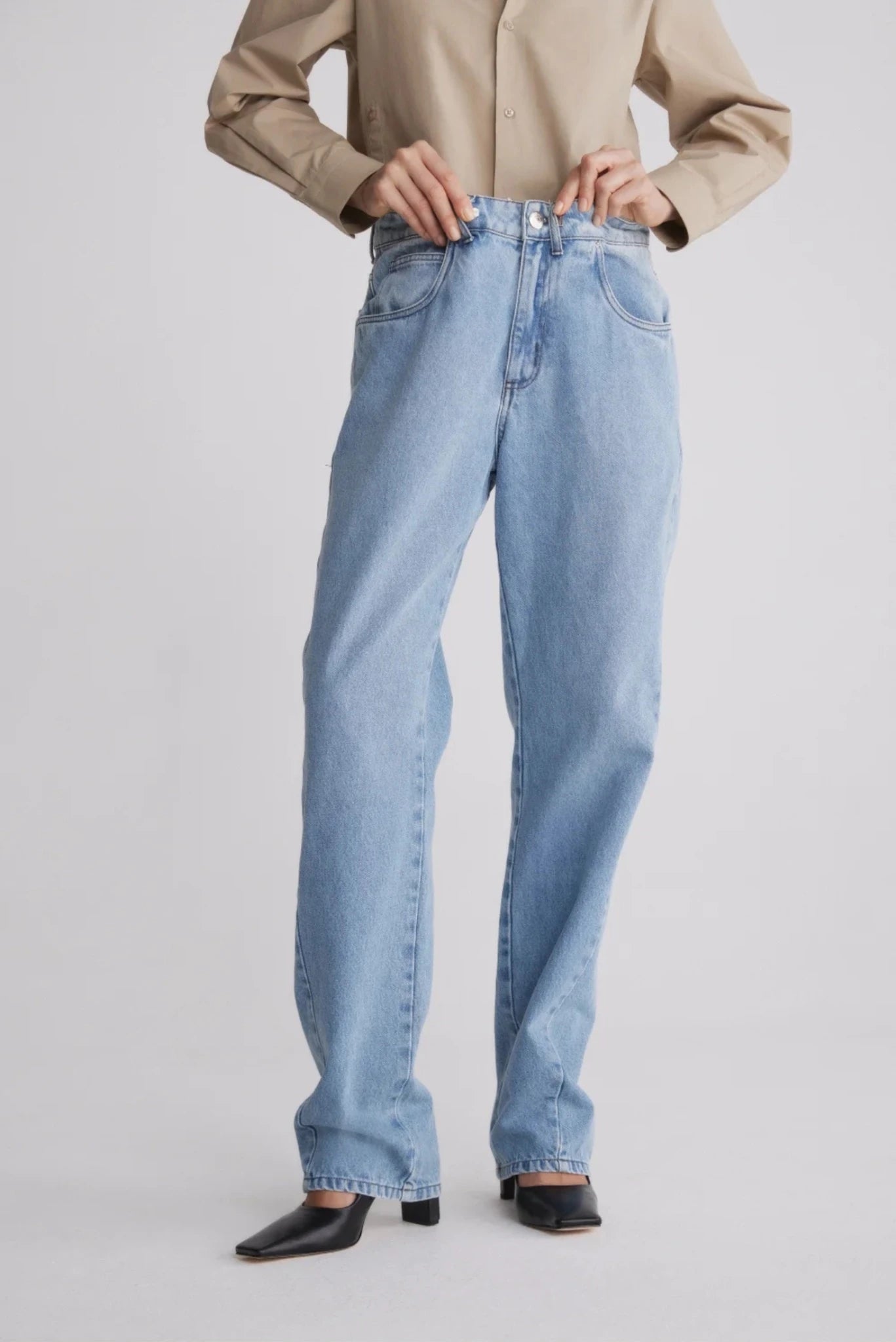 Detalhe frontal da calça Jeans Strange Francesca em denim azul claro