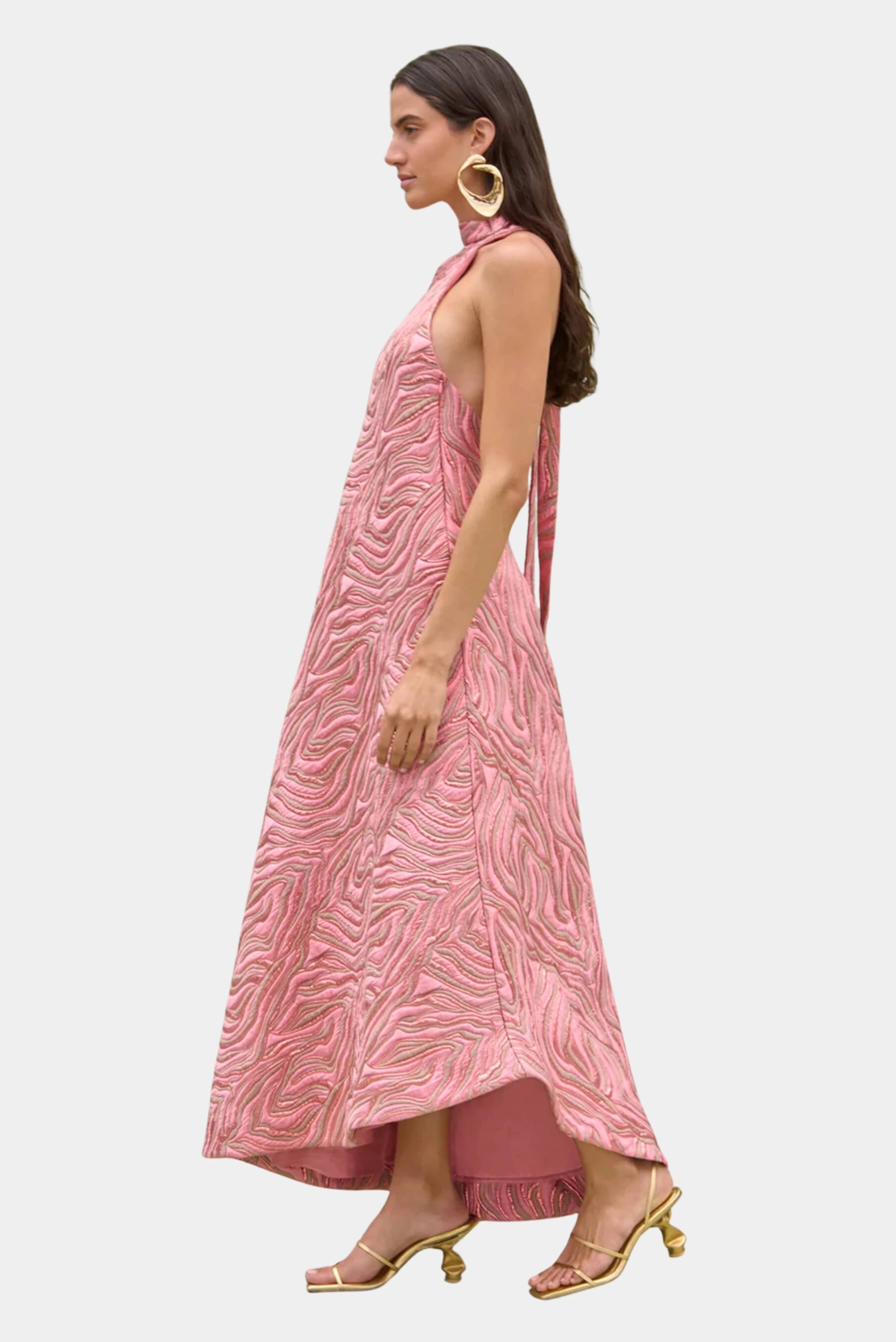 Vestido longo rosa texturizado Cult Gaia com gola alta e caimento amplo lateral