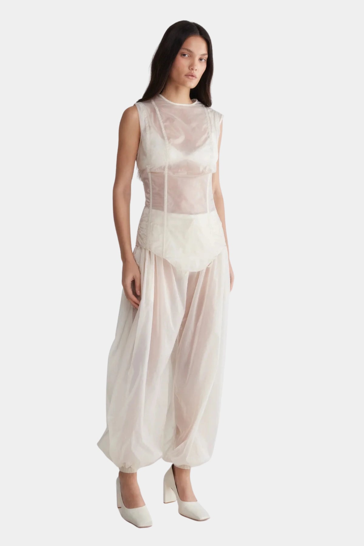 Blusa Layer Francesca off-white transparente em look feminino com calça ampla