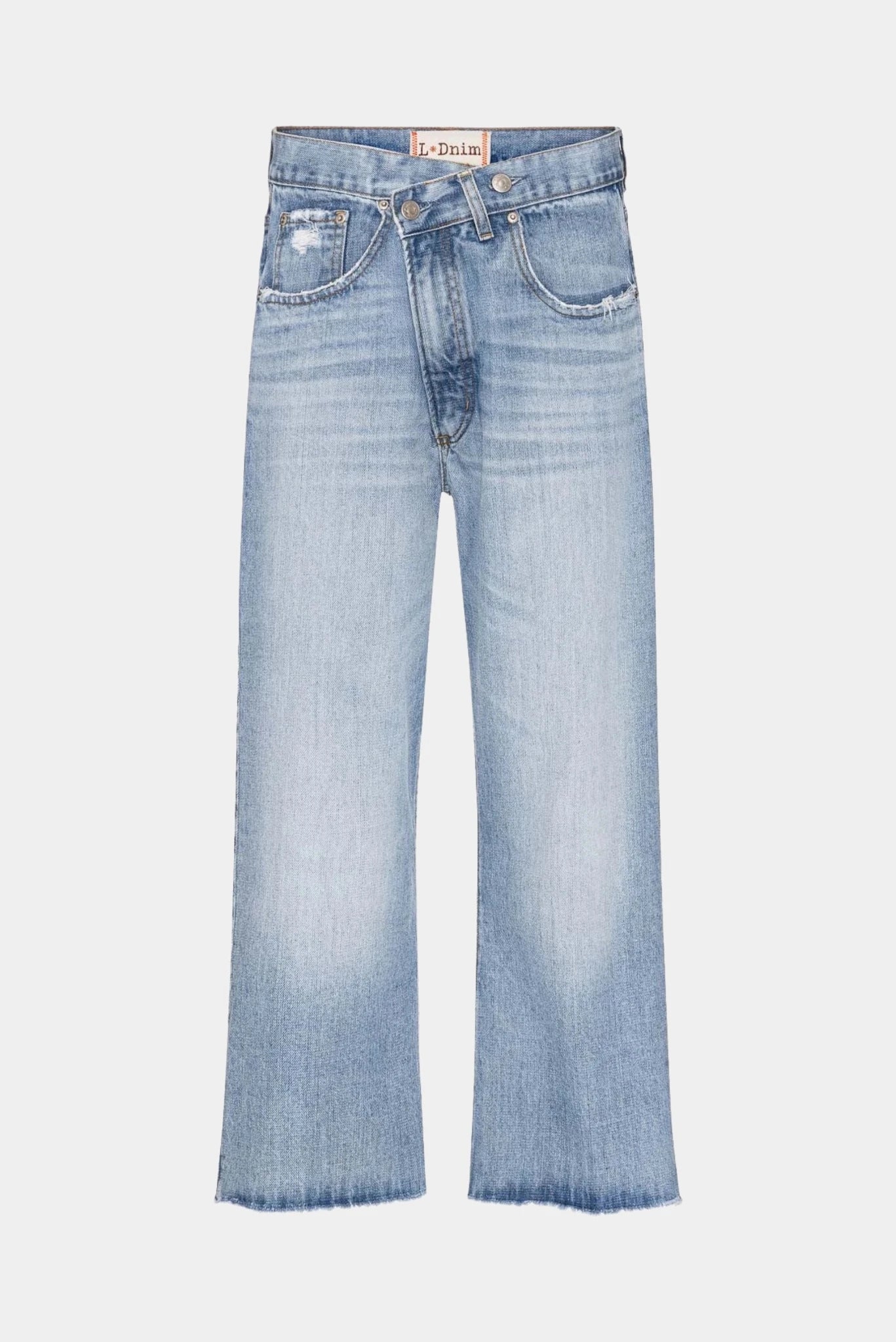 Calça Cross Over L•Dnim em jeans azul claro com cintura transpassada e caimento wide leg cropped