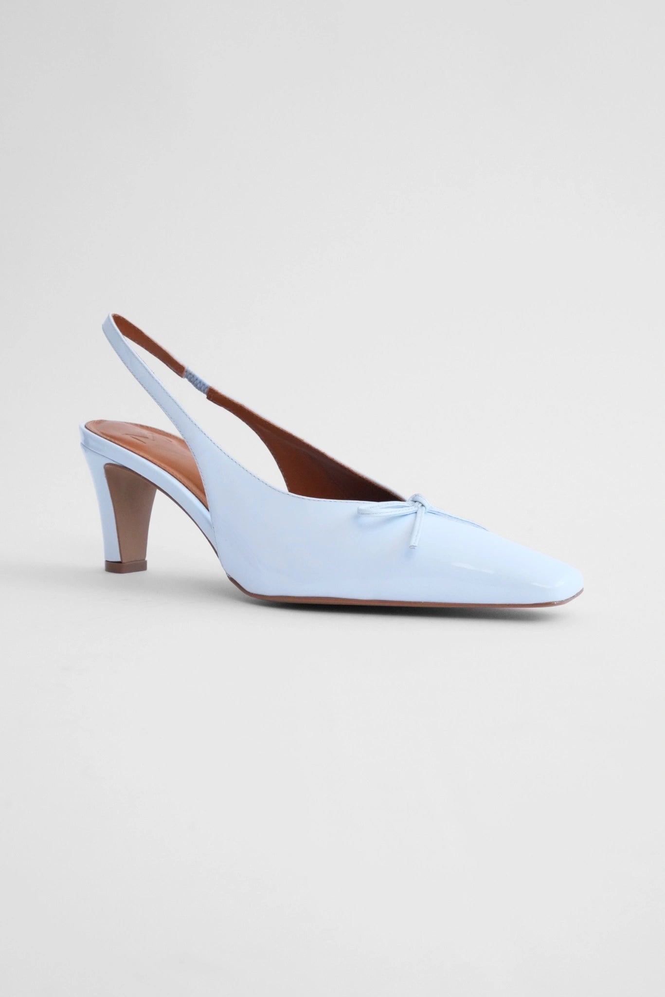 Scarpin Slingback Paris MR azul claro com acabamento envernizado e design sofisticado