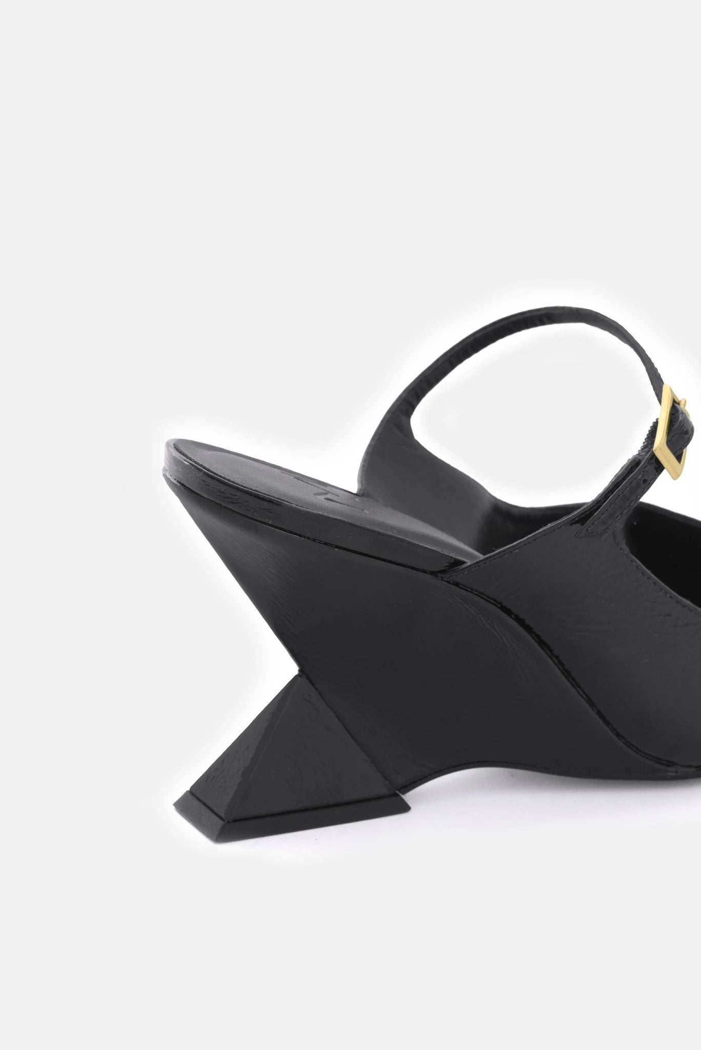Close do salto arquitetônico do scarpin slingback Moss MR preto