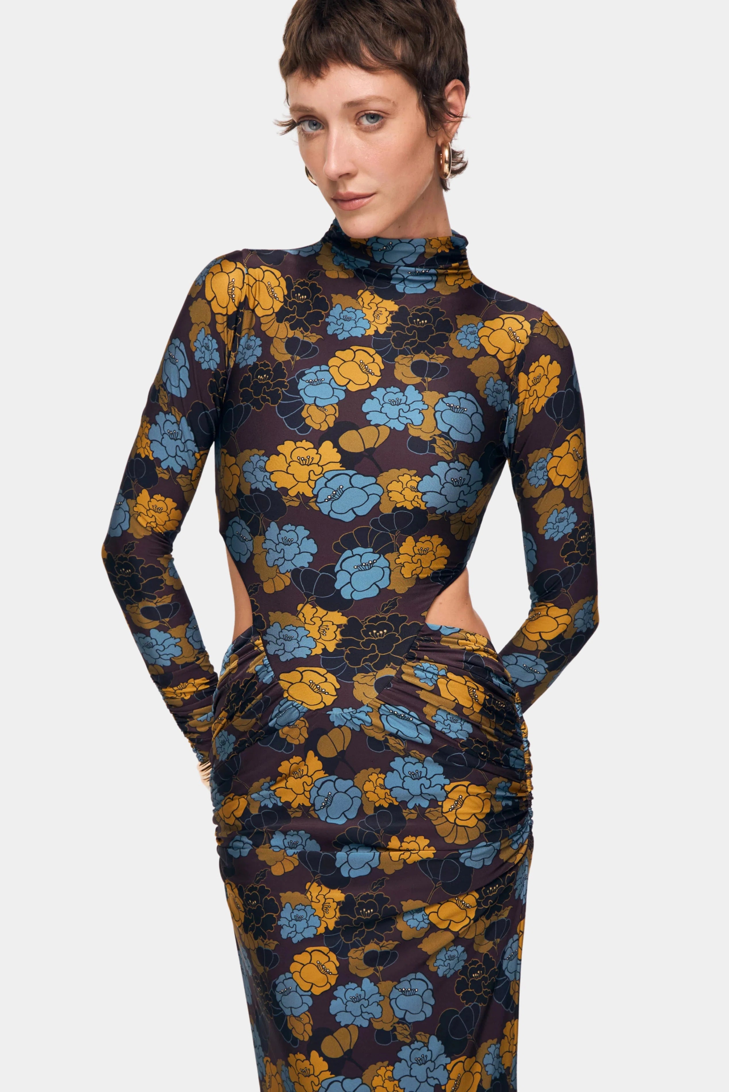 Detalhe de vestido midi estampado floral com recortes laterais e efeito franzido na cintura