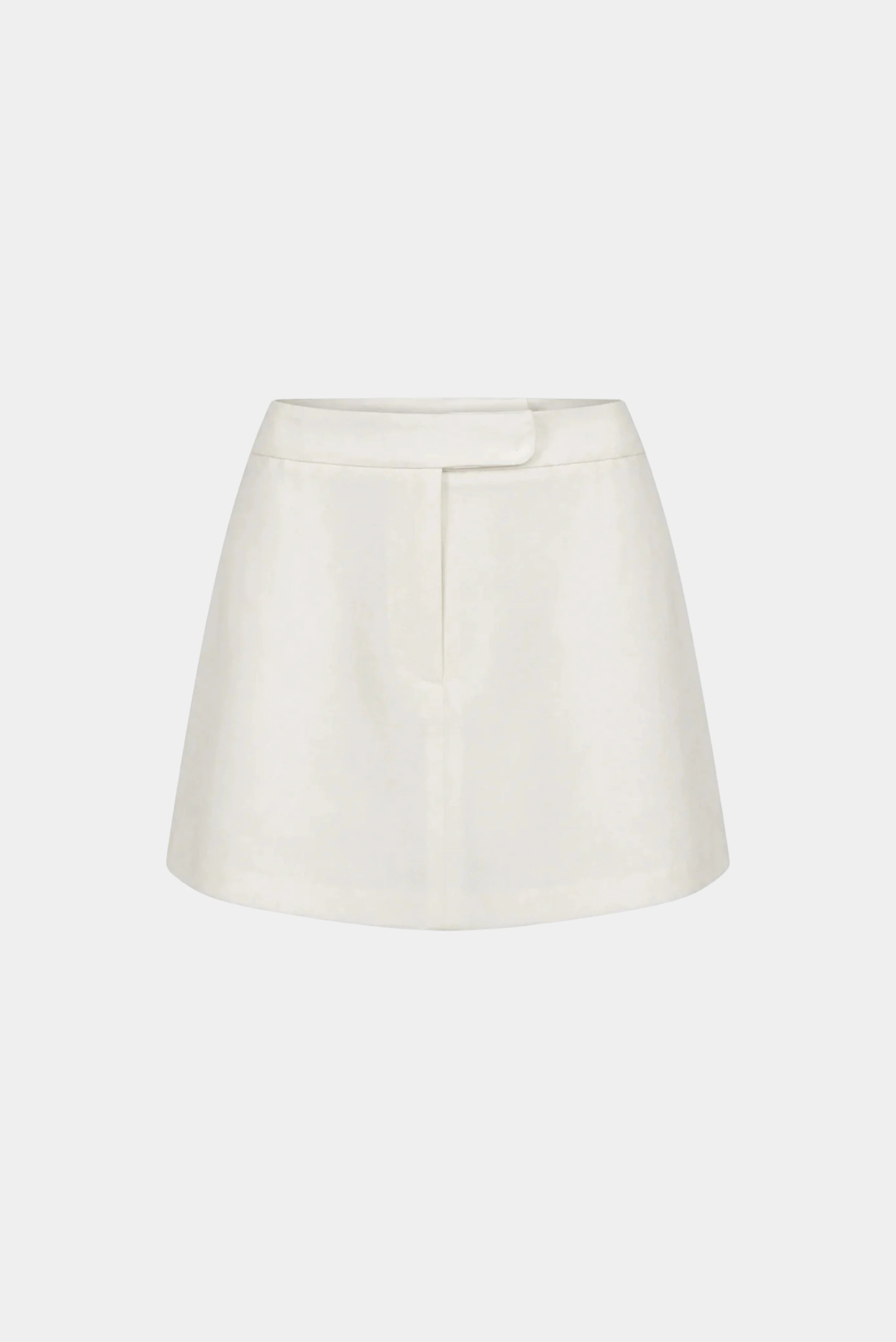 Short saia de linho ostra com modelagem reta e transpasse frontal, em fundo branco.