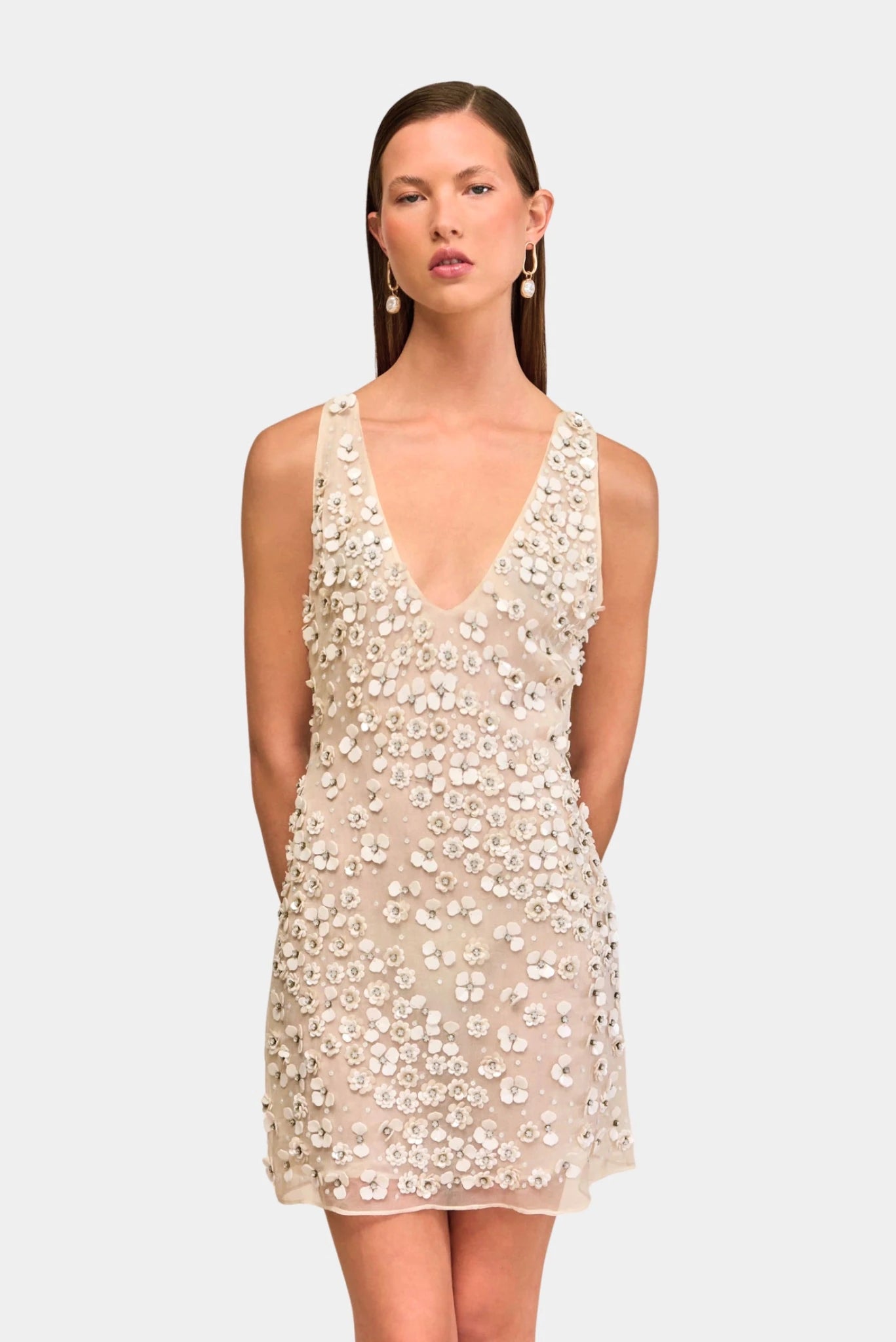 Vestido mini Cult Gaia com aplicações florais delicadas e transparência suave