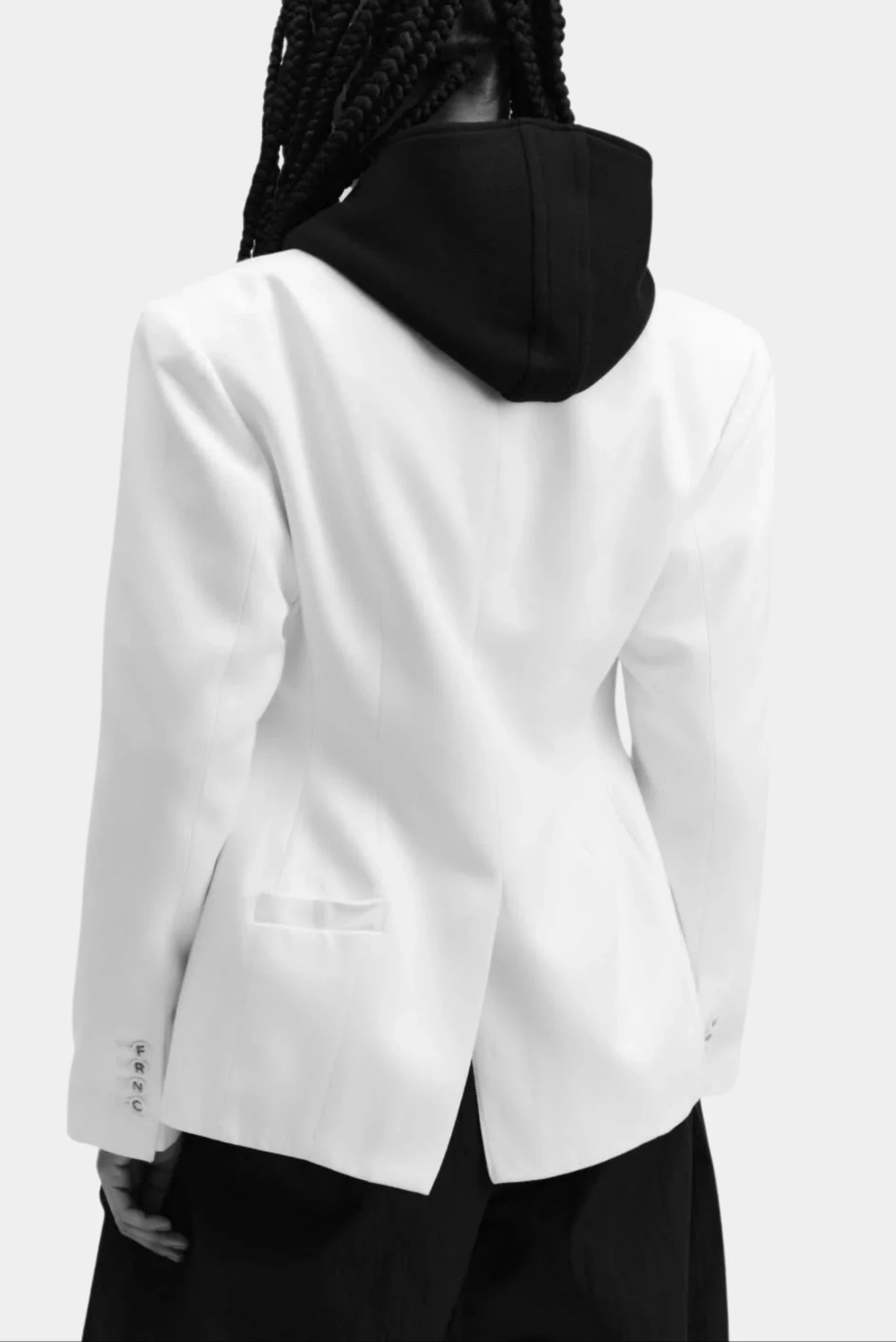 Costas do Blazer Drax Francesca off-white com modelagem estruturada