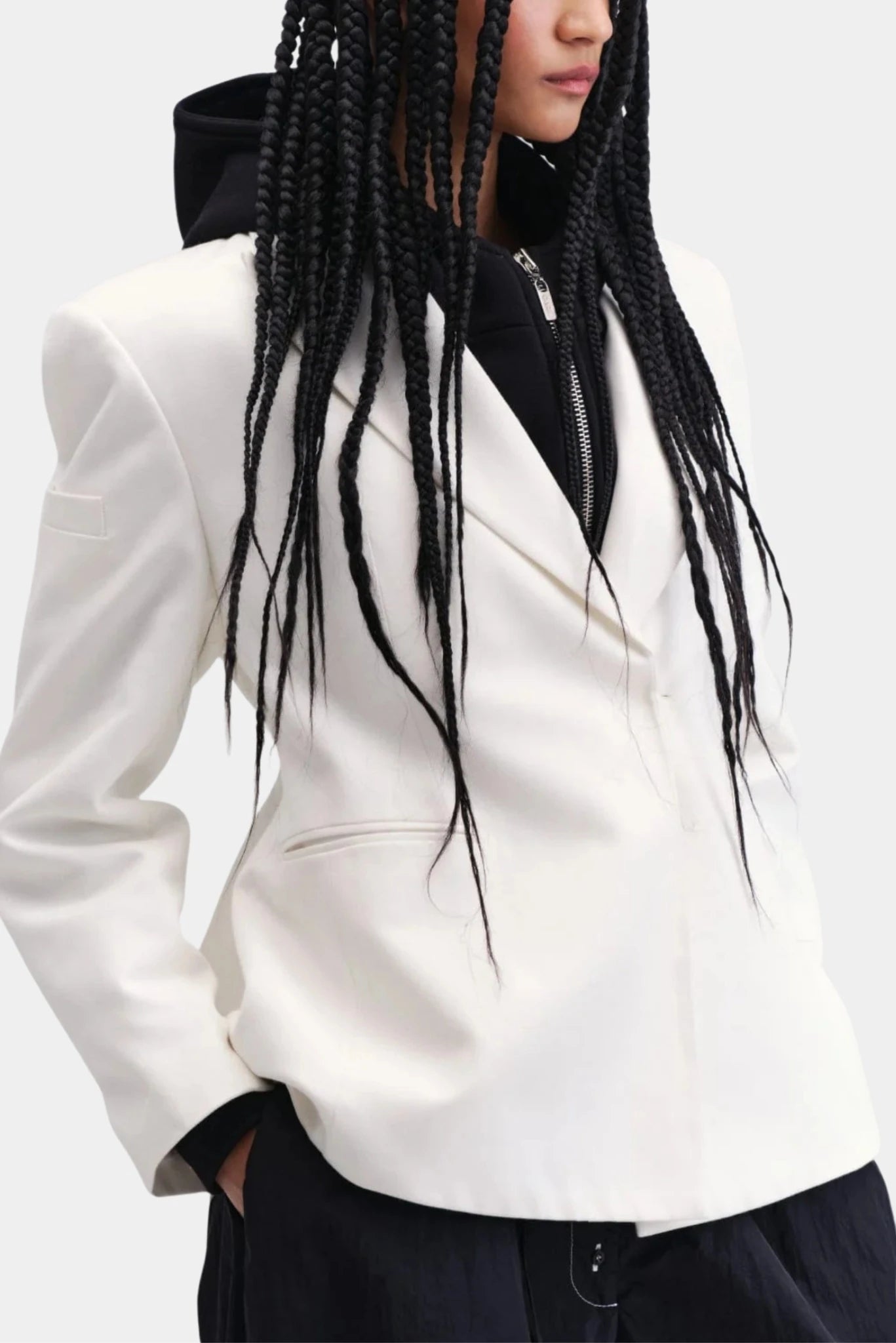 Blazer Drax Francesca off-white com lapela ampla e corte de alfaiataria