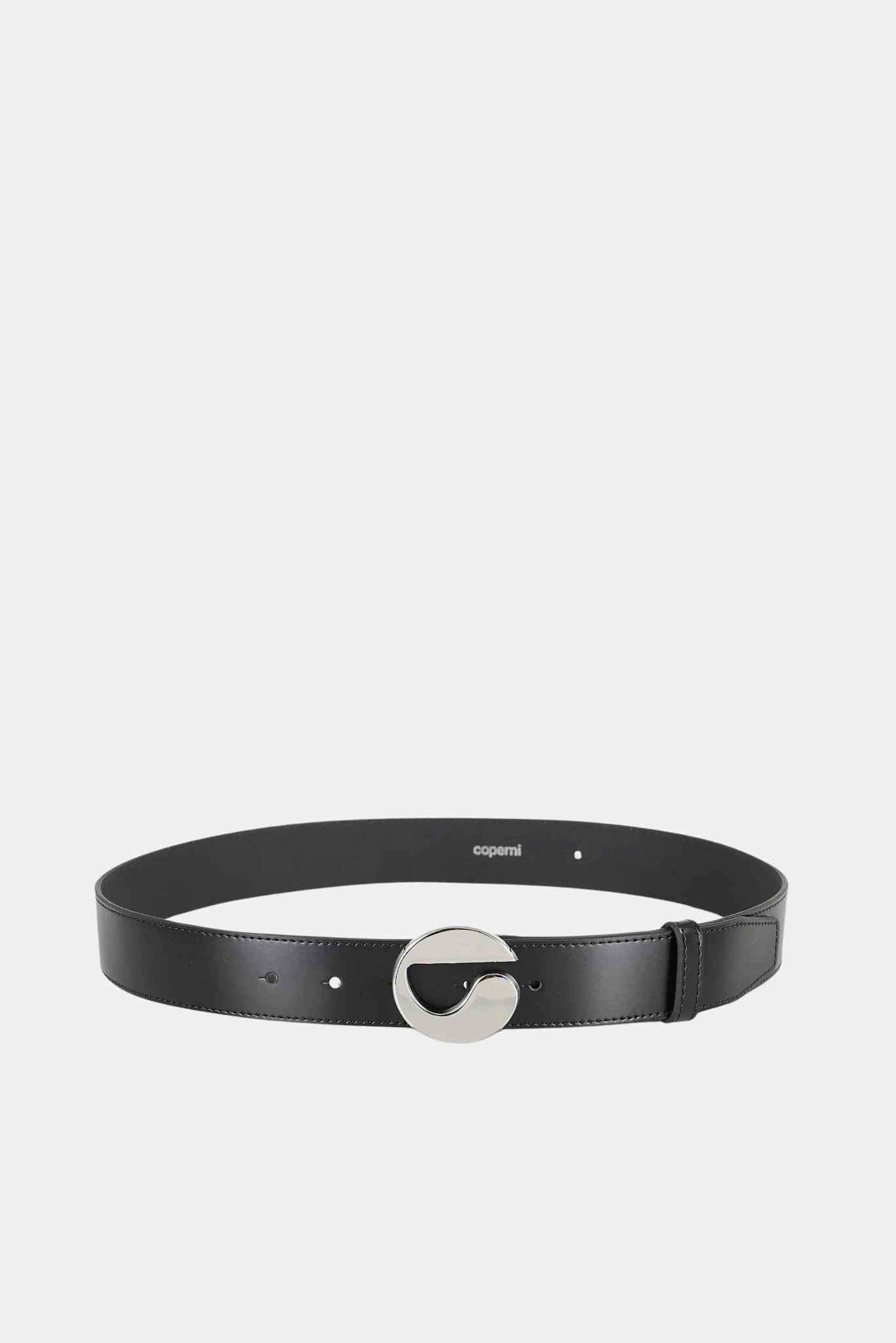 Cinto feminino em couro preto com fivela geométrica prateada e design minimalista Coperni