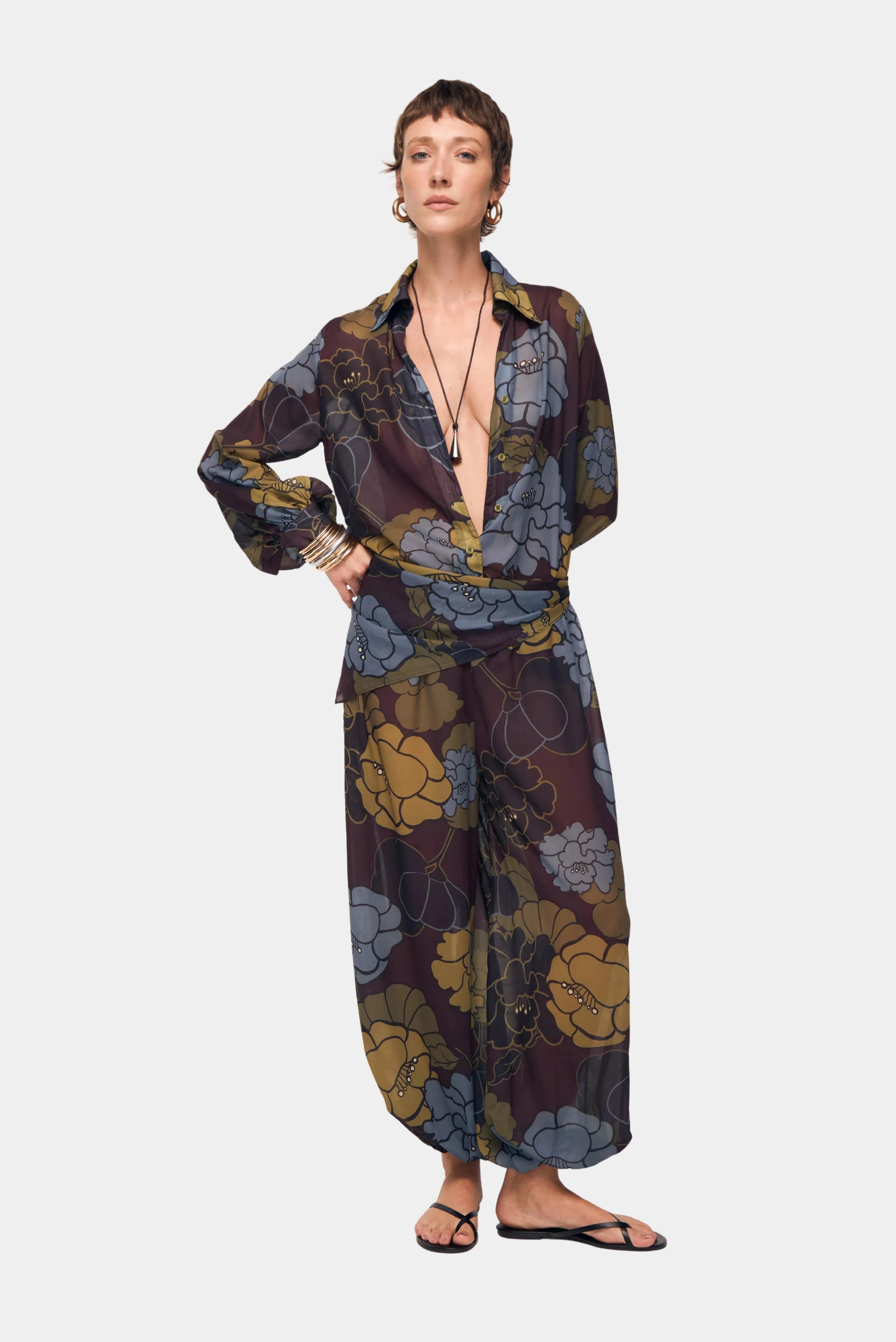 Detalhe da Calça Laiane Floral Bloom August com cintura alta e estampa floral ampla