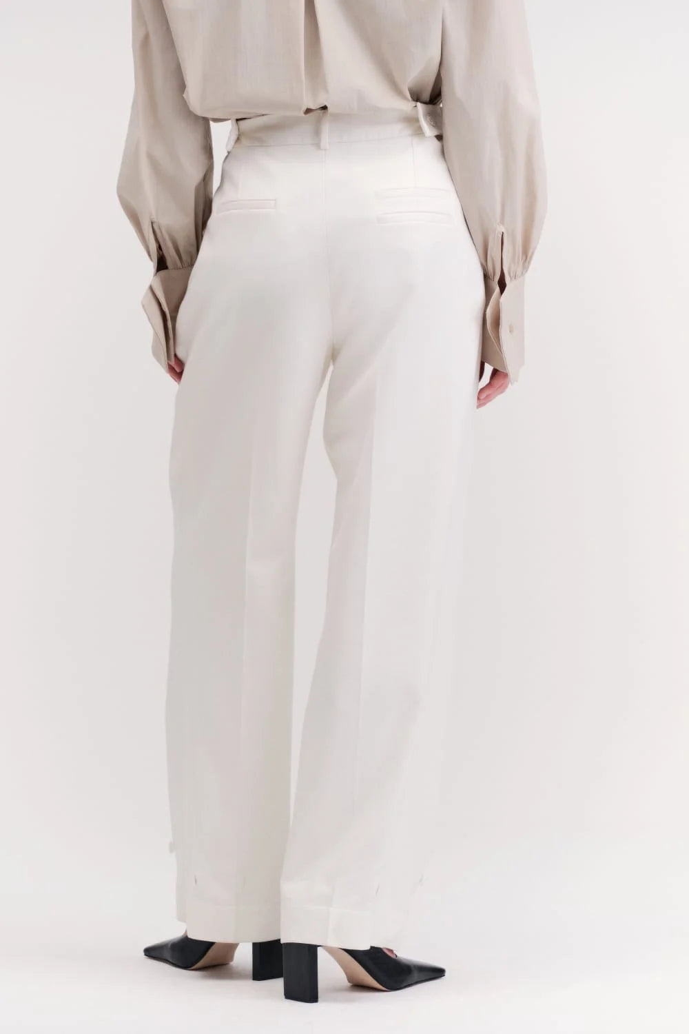 Costas da Calça Drax Francesca off-white com modelagem reta e bolsos embutidos