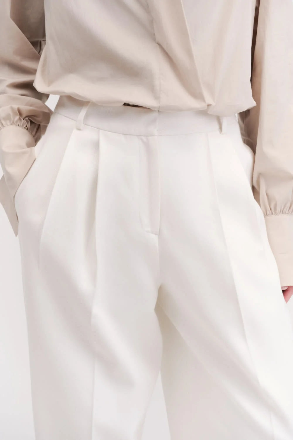 Detalhe frontal da Calça Drax Francesca off-white com pregas marcadas