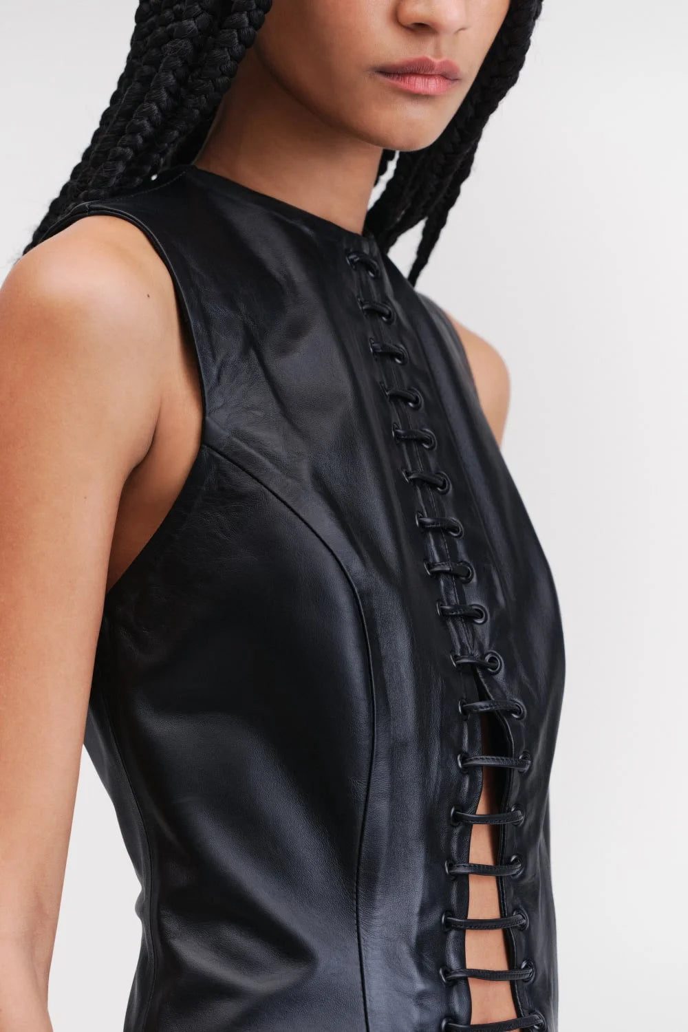 Blusa Couro Sela Francesca preta sem mangas com amarração frontal e modelagem ajustada