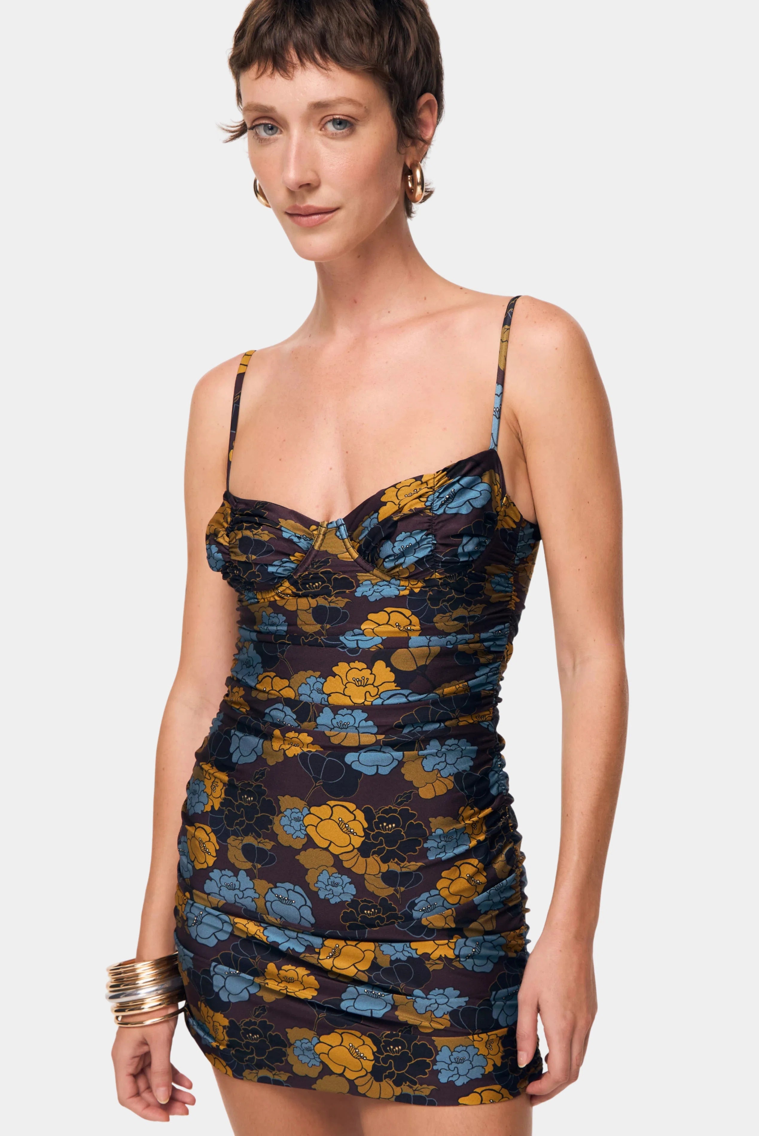 Detalhe do vestido Florence Floral Bloom August com recorte no busto e estampa floral