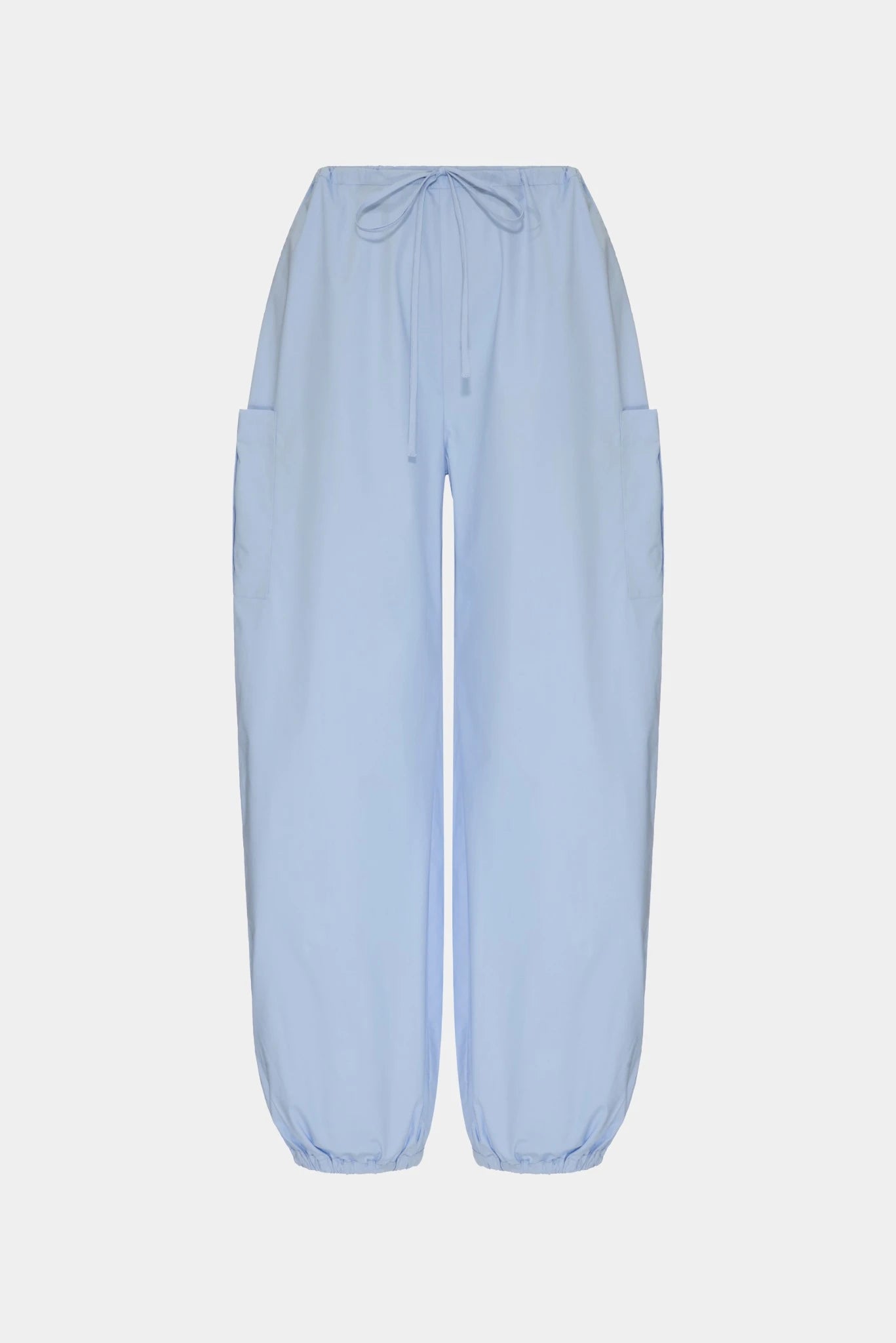 Calça balloon cargo Aya Gaia azul-claro com cintura elástica e bolsos laterais utilitários