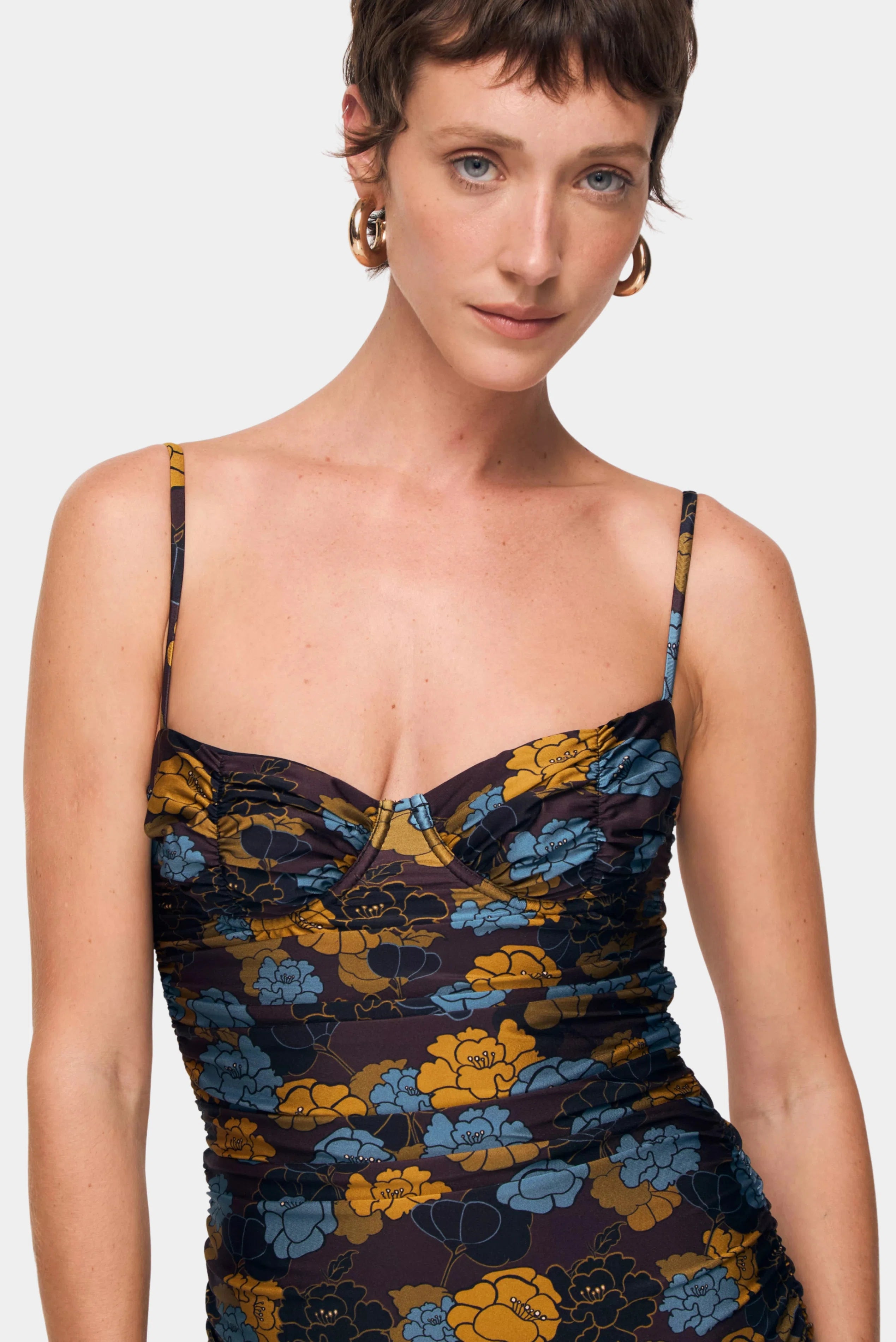 Detalhe da estampa Floral Bloom August em vestido curto feminino com caimento justo