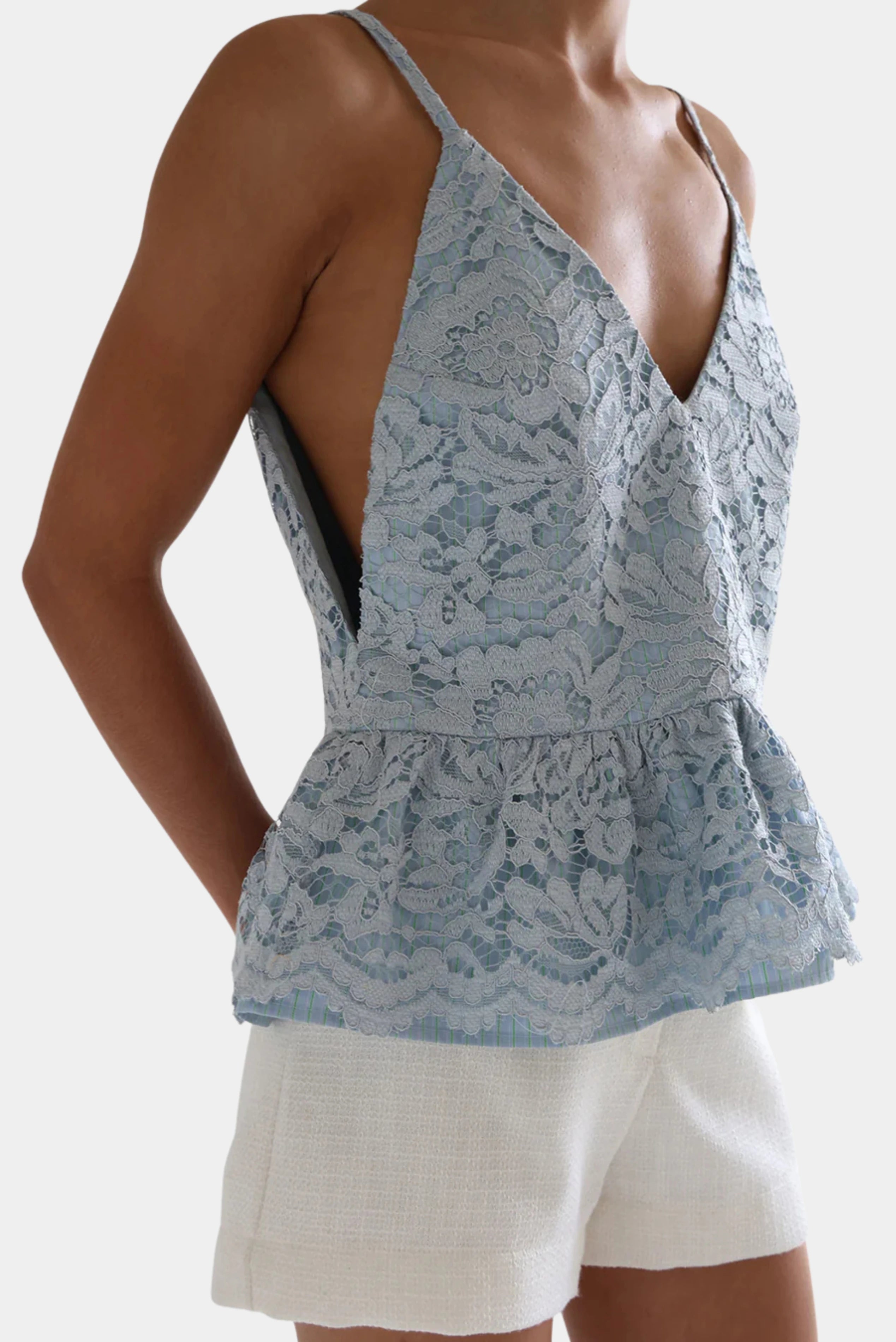 Vista lateral da Blusa Peplum Renda Flowers Ostra com renda floral e barra peplum.