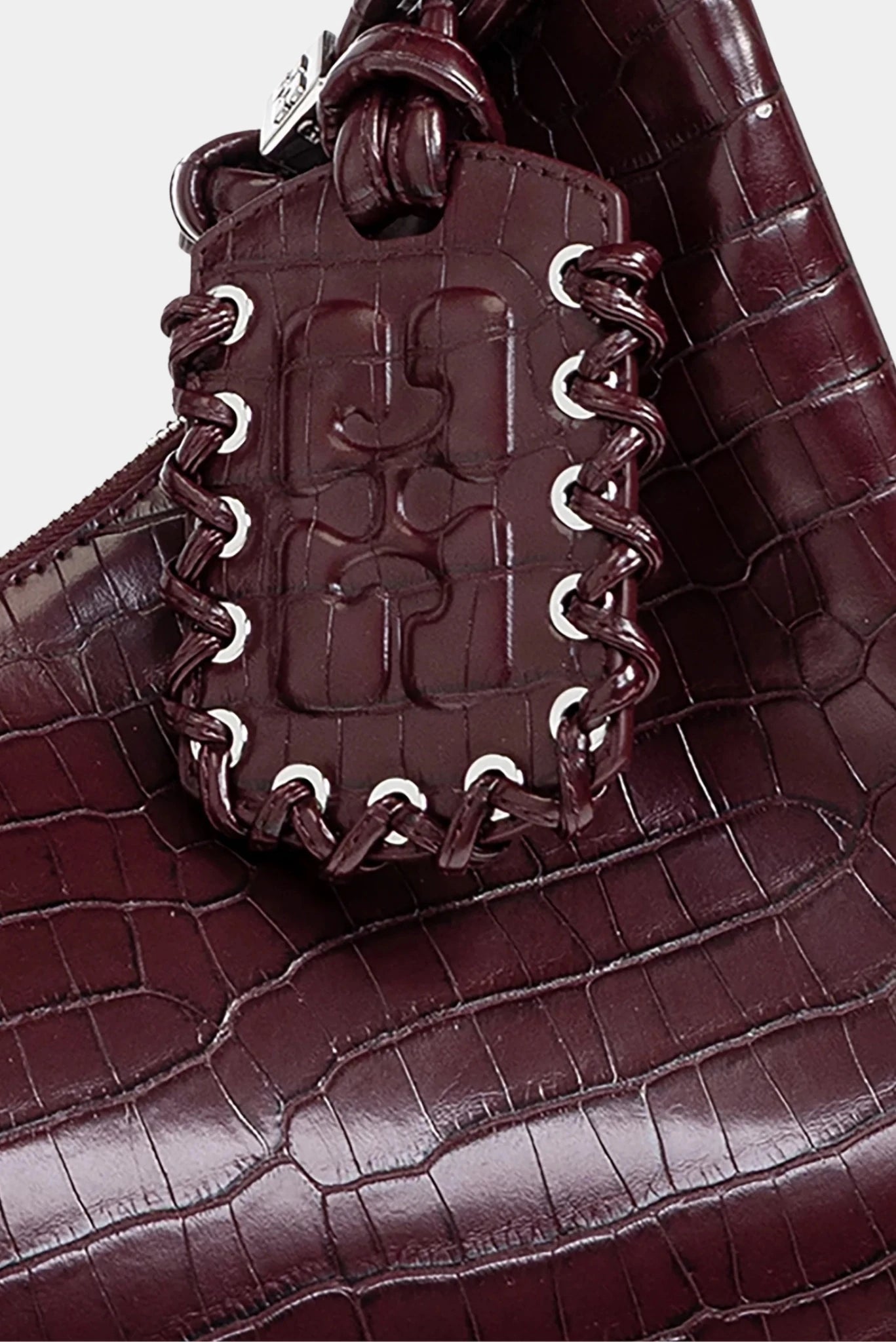 Detalhe do bolso pendente em textura croco na bolsa hobo Ganni vinho