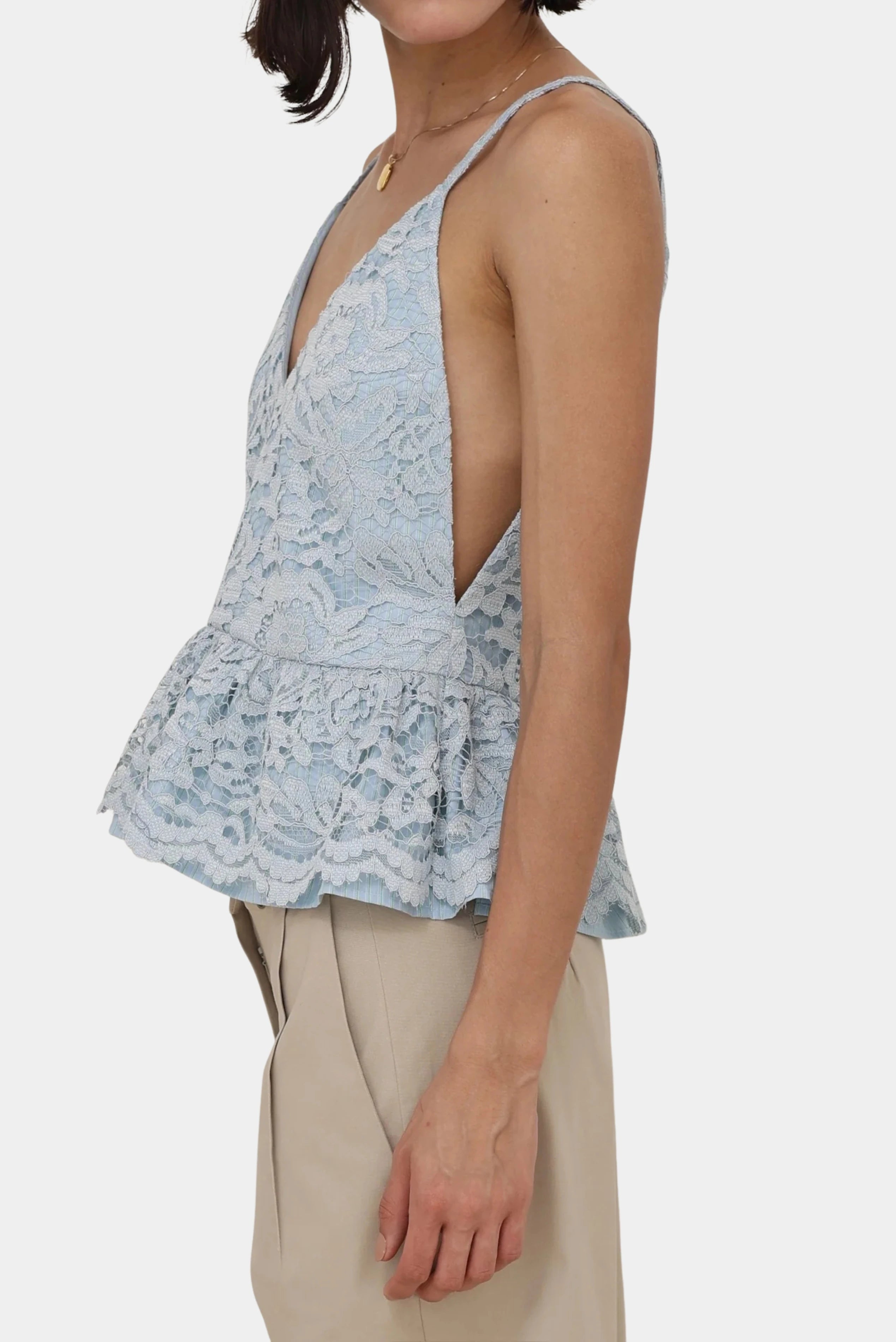 Perfil da Blusa Peplum Renda Flowers Ostra com alças finas e renda floral.