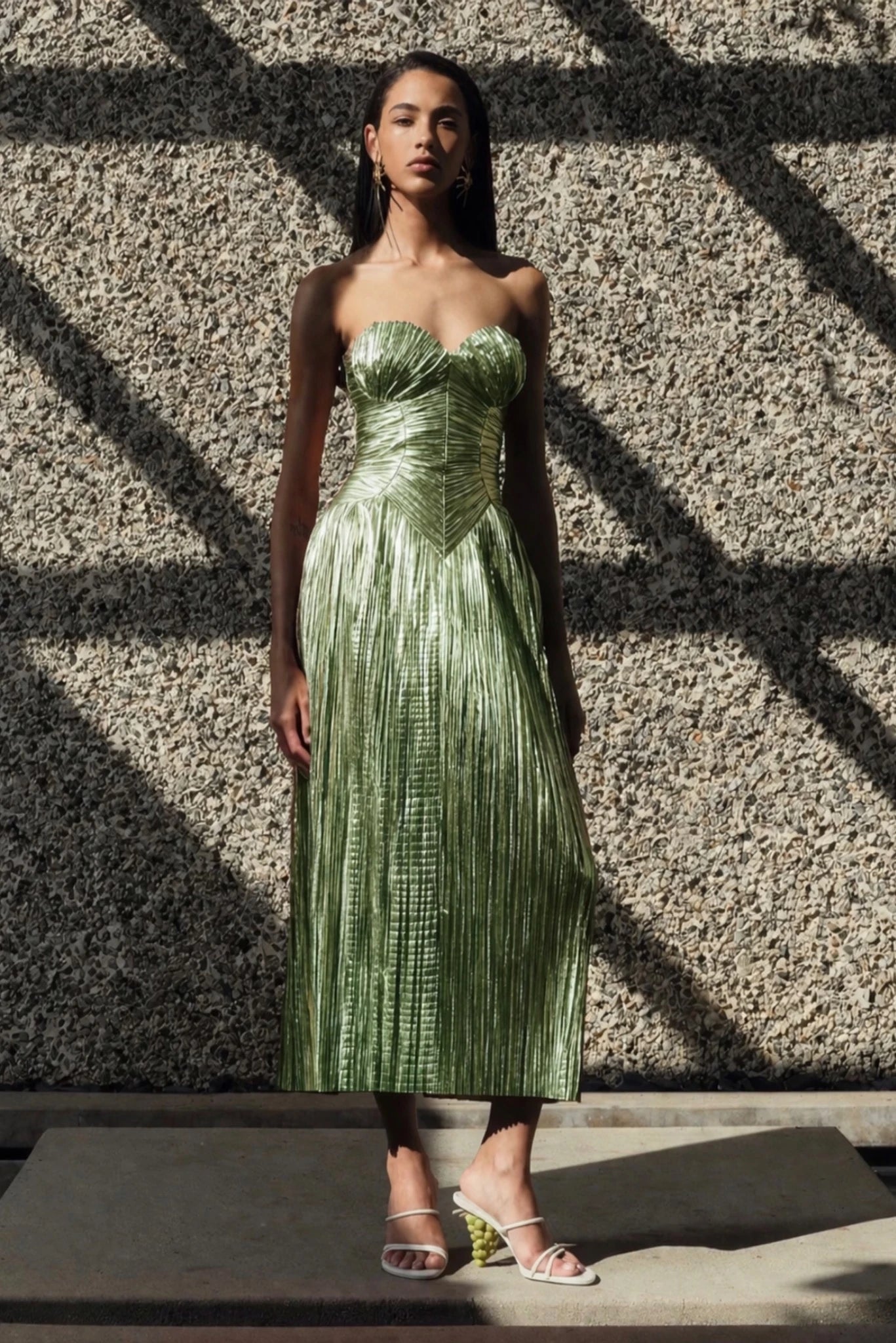 Modelo usando vestido midi verde plissado tomara que caia Cult Gaia