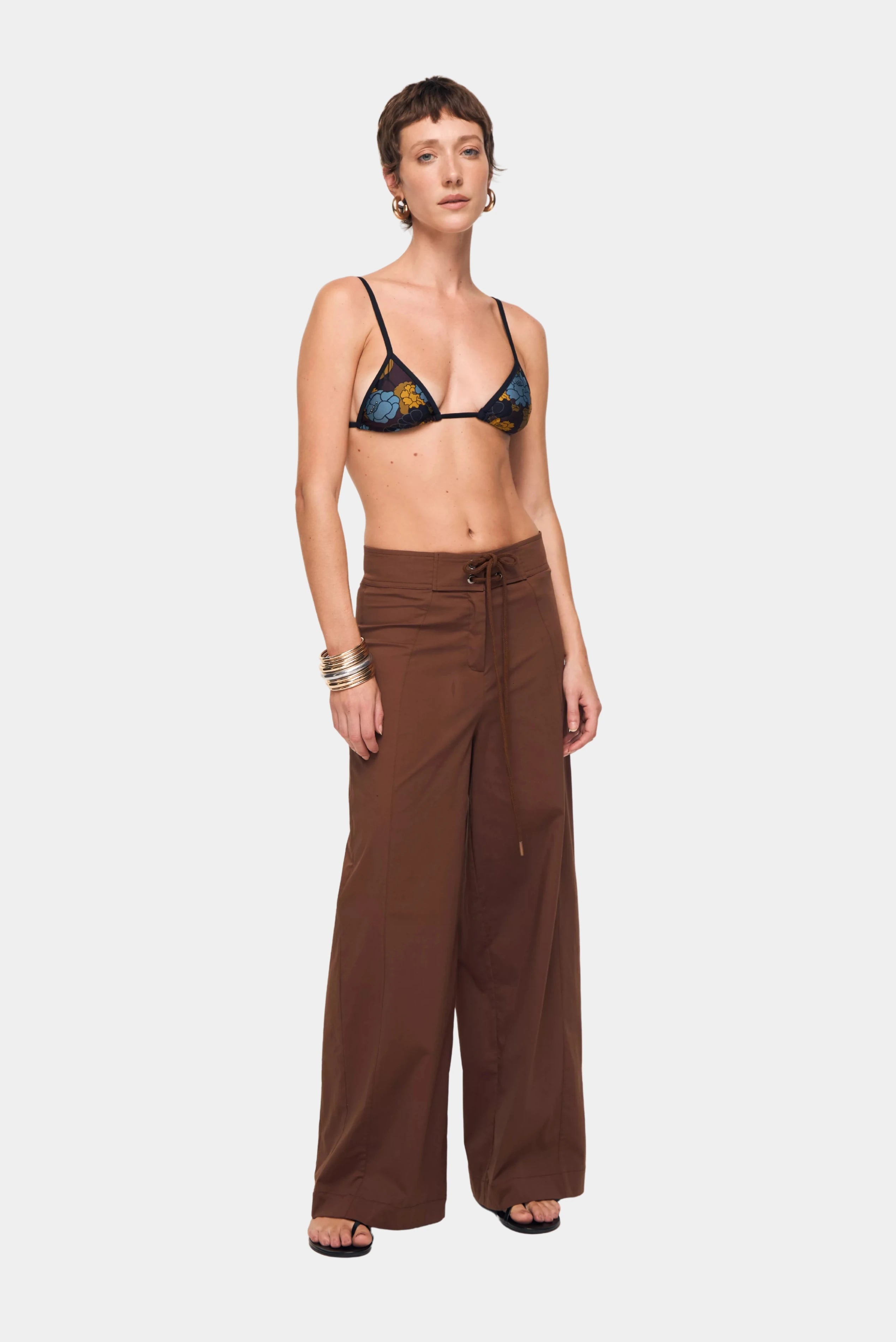 Top biquíni Erez Floral Bloom August combinado com calça marrom de cintura alta