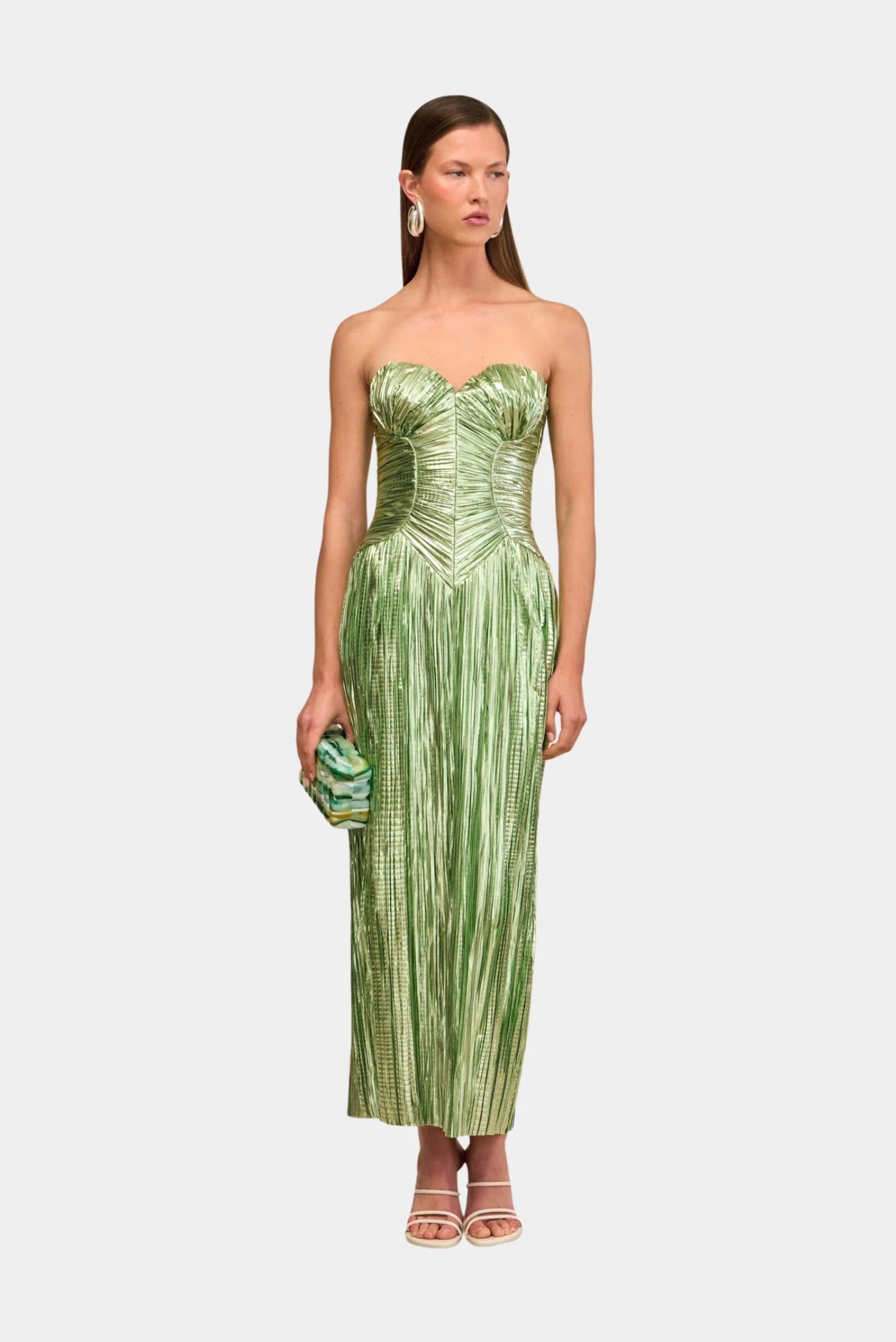Vestido midi verde Cult Gaia tomara que caia com textura plissada e clutch coordenada
