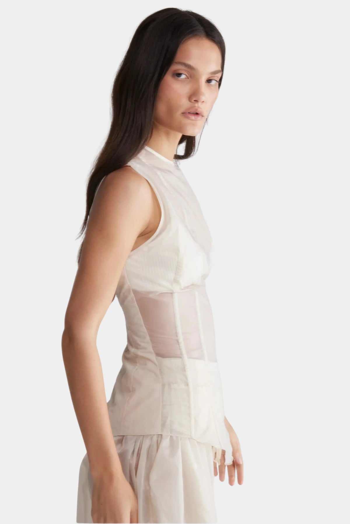 Blusa Layer Francesca off-white vista lateral com cintura ajustada e transparência