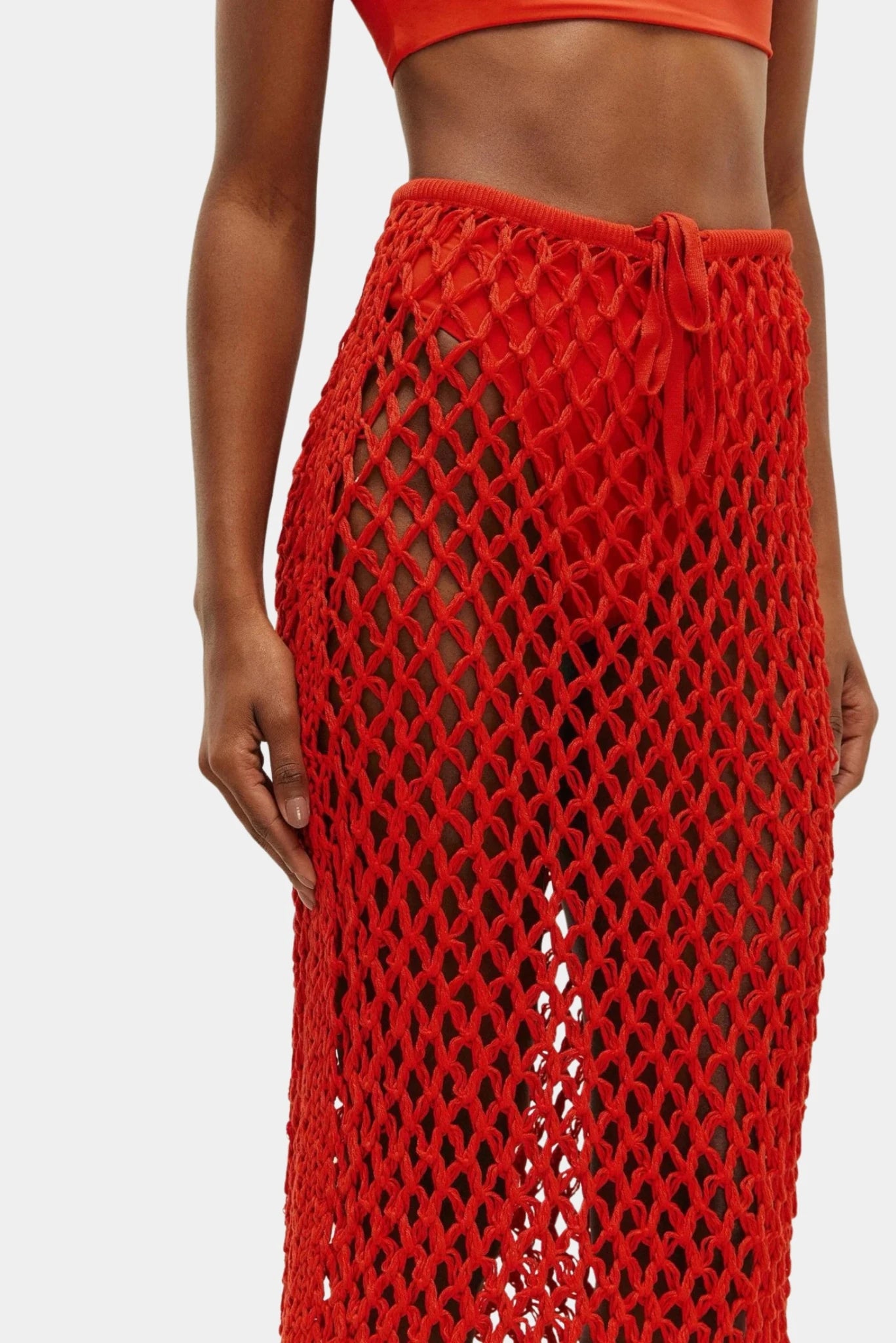 Detalhe da saia Moana Haight em tricot vazado vermelho com cós de amarração