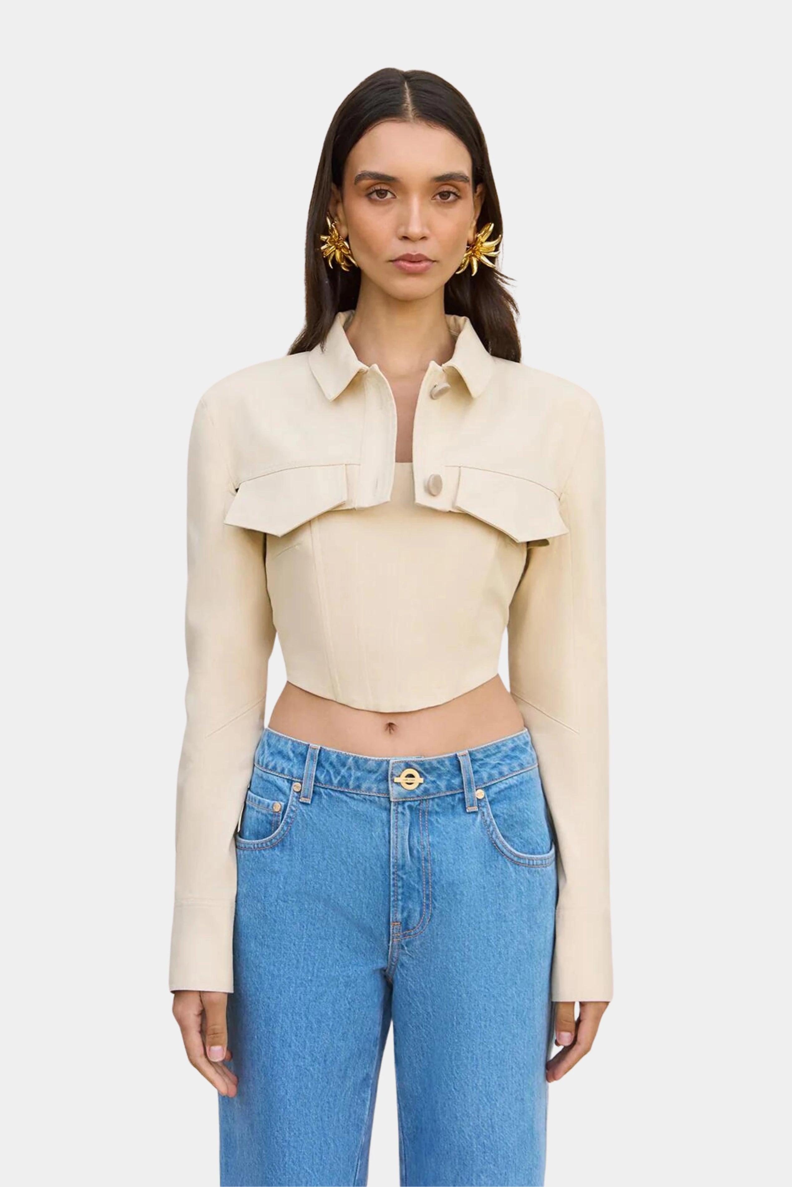 Jaqueta cropped bege Cult Gaia com recortes estruturados e gola clássica