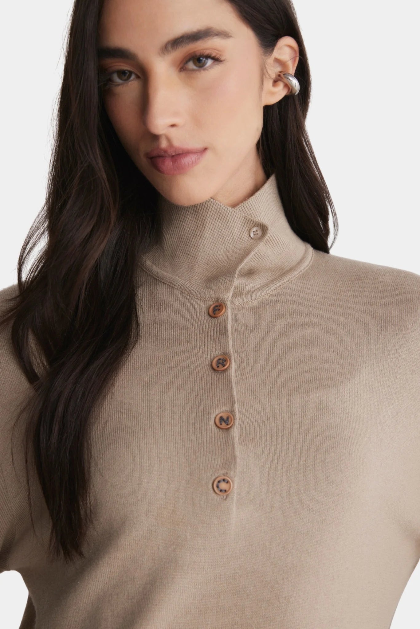 Detalhe da Blusa Polo Tricot Francesca bege com gola alta e botões decorativos