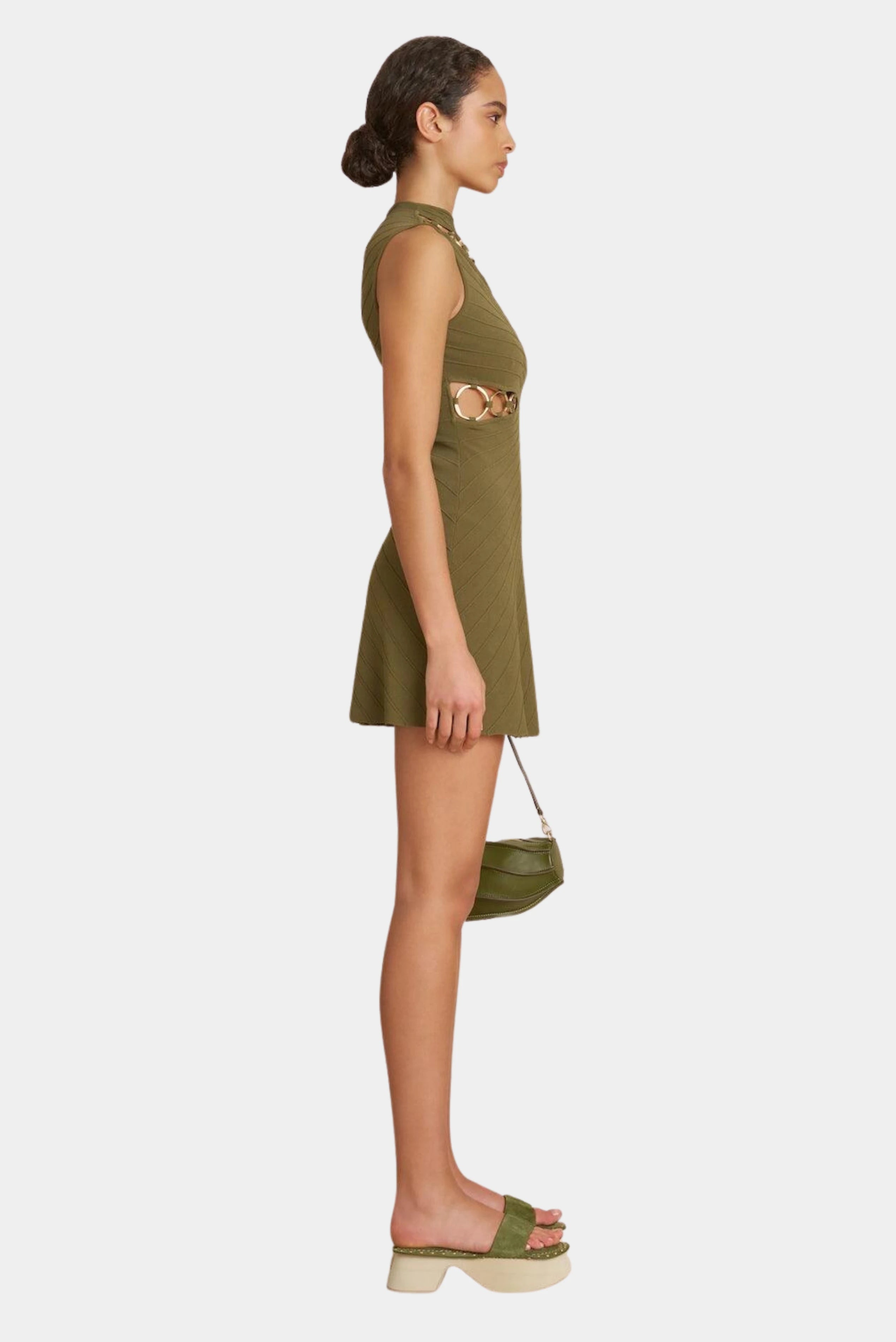 Vestido feminino Cult Gaia com modelagem reta e detalhe lateral em argolas metálicas