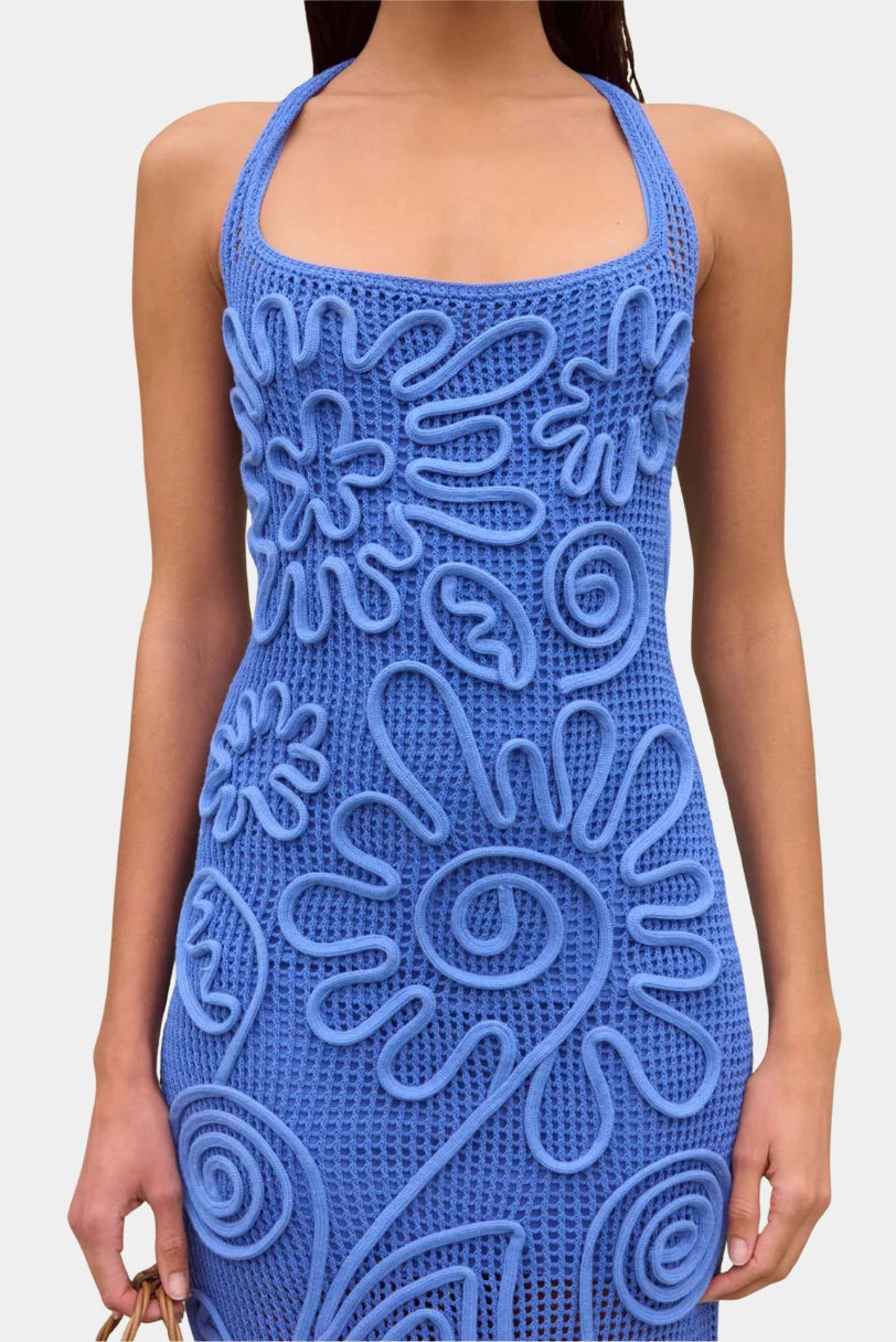 Close do vestido Cult Gaia azul com textura em crochê e aplicações abstratas florais
