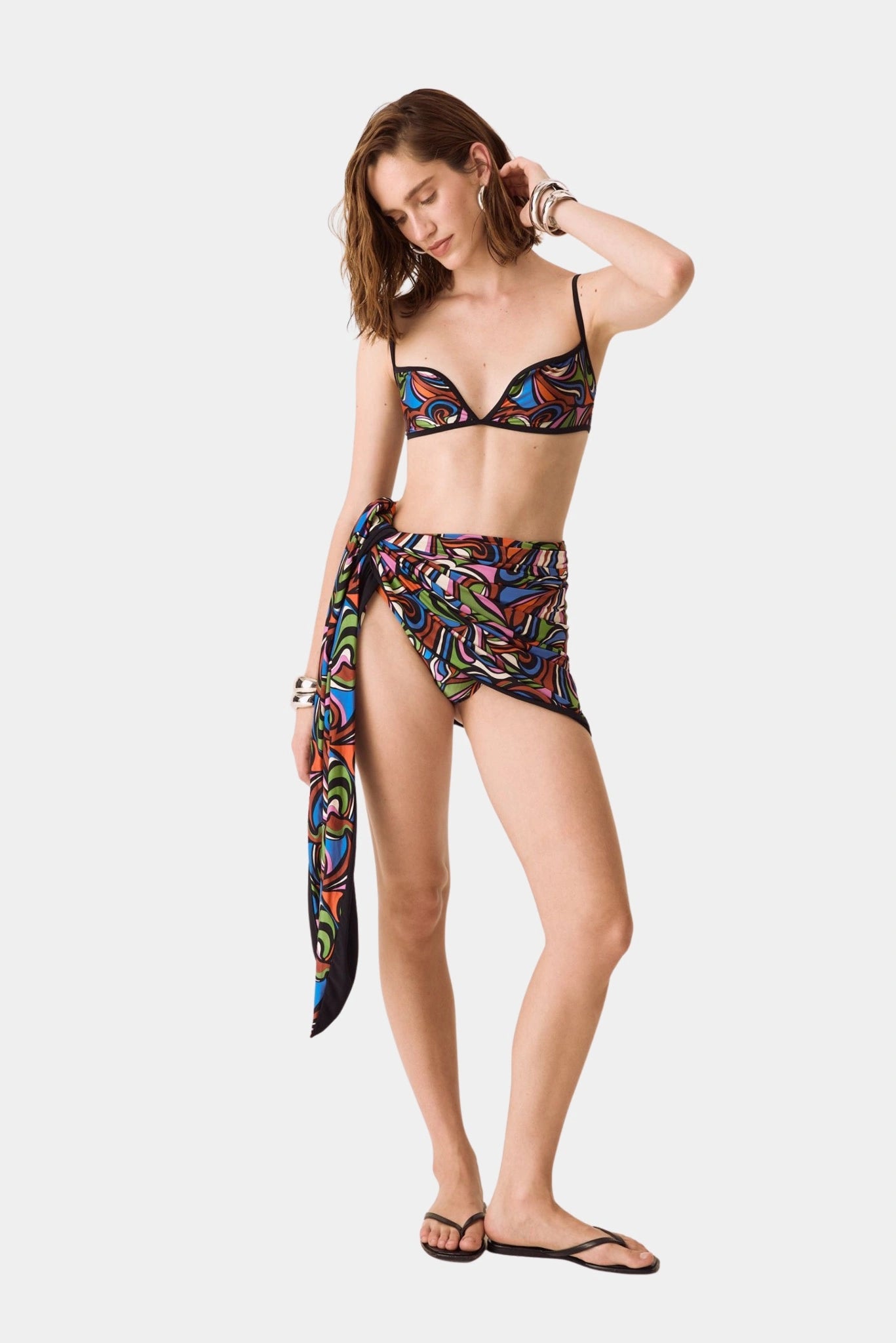 Saia pareô estampada multicolorida usada sobre biquíni com amarração lateral Nicole August