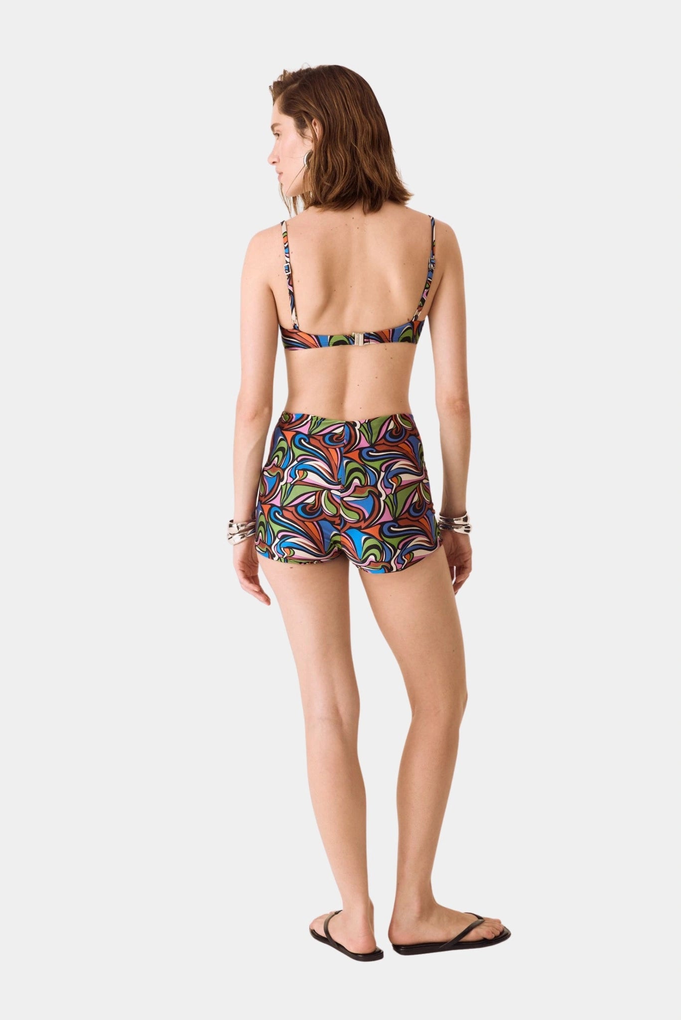 Biquíni estampado multicolorido com alças finas e fechamento posterior