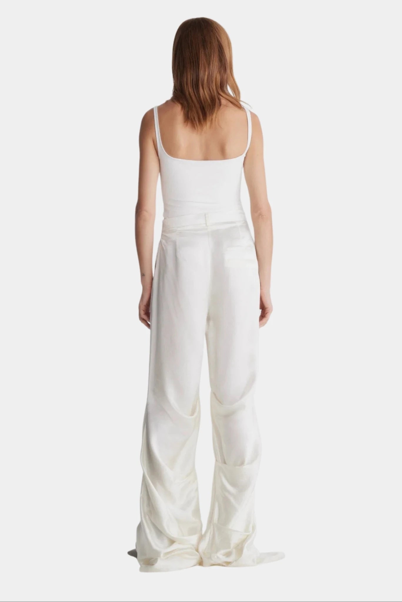 Costas da calça off-white de cintura alta com modelagem ampla e caimento fluido
