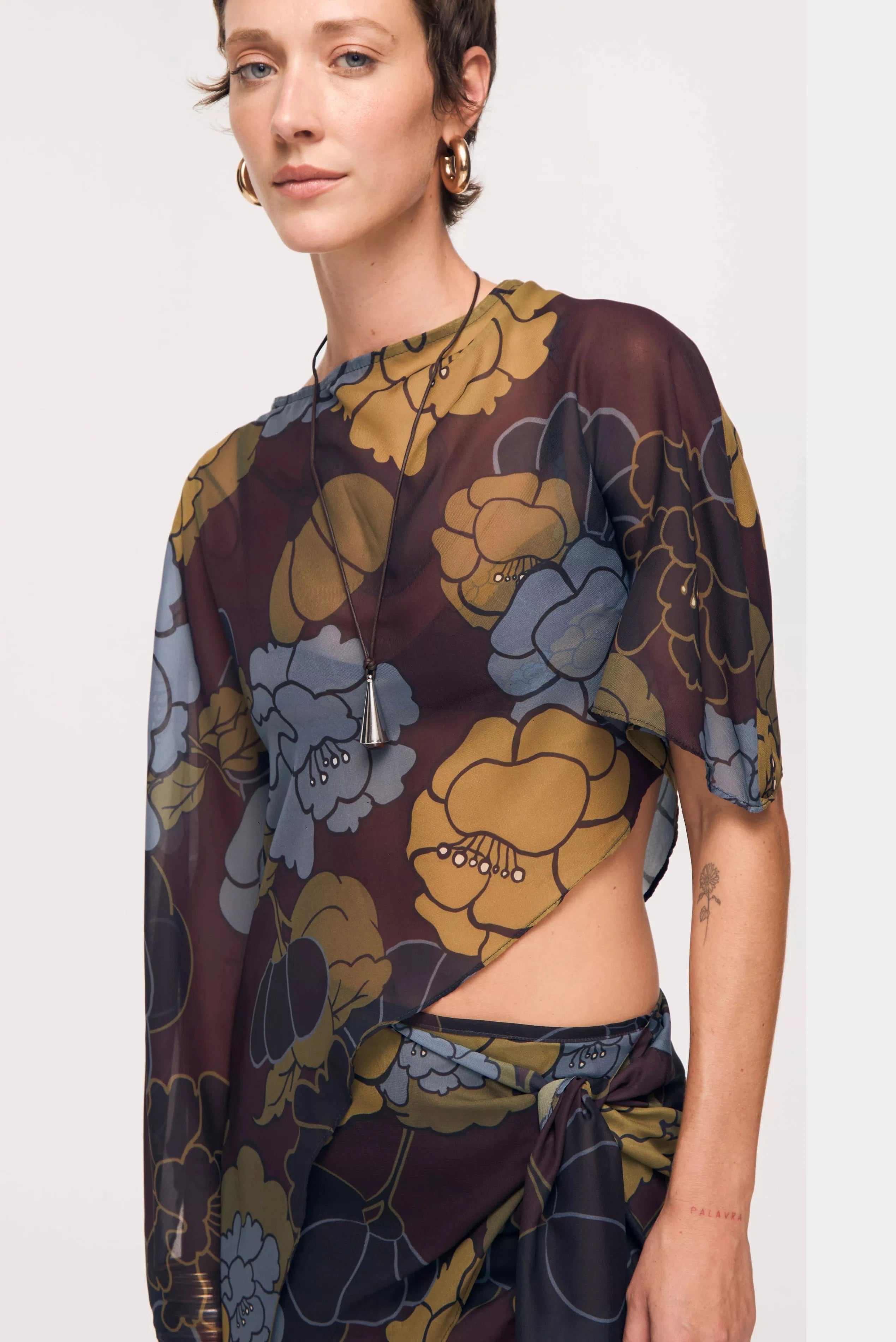 Close da estampa Floral Bloom August na Camisa Maja com visual sofisticado e contemporâneo