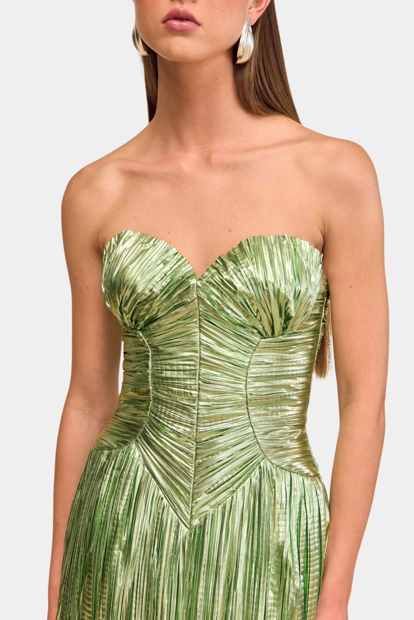 Close do corset estruturado com textura plissada do vestido Ashika verde Cult Gaia