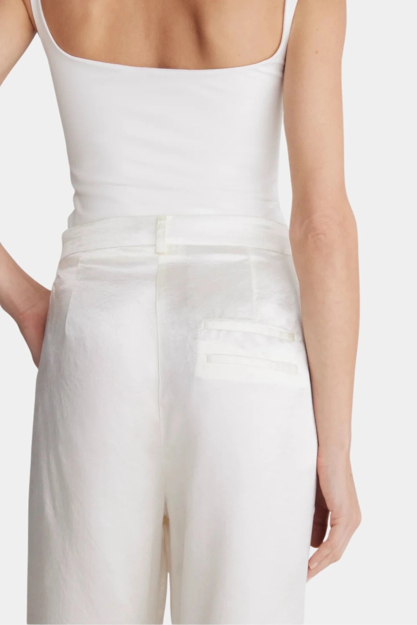 Detalhe traseiro da calça off-white com passantes e bolso embutido