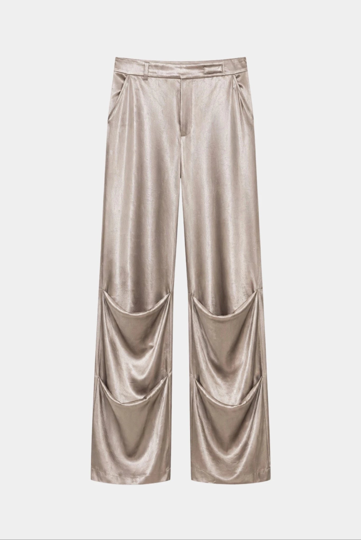 Calça feminina off-white de caimento fluido com pregas na cintura e detalhes esculturais