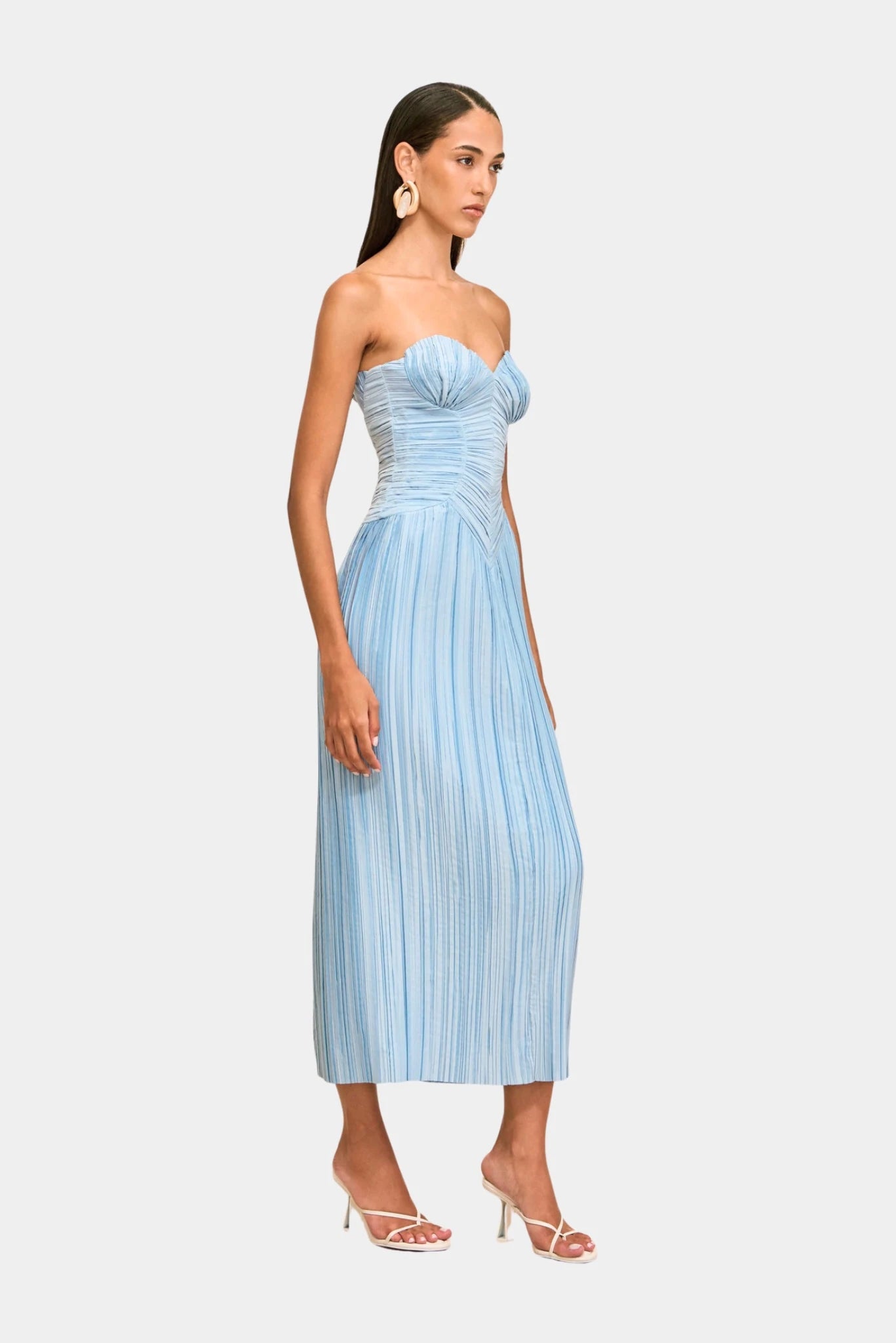 Vestido azul claro Cult Gaia tomara que caia com silhueta minimalista e plissado