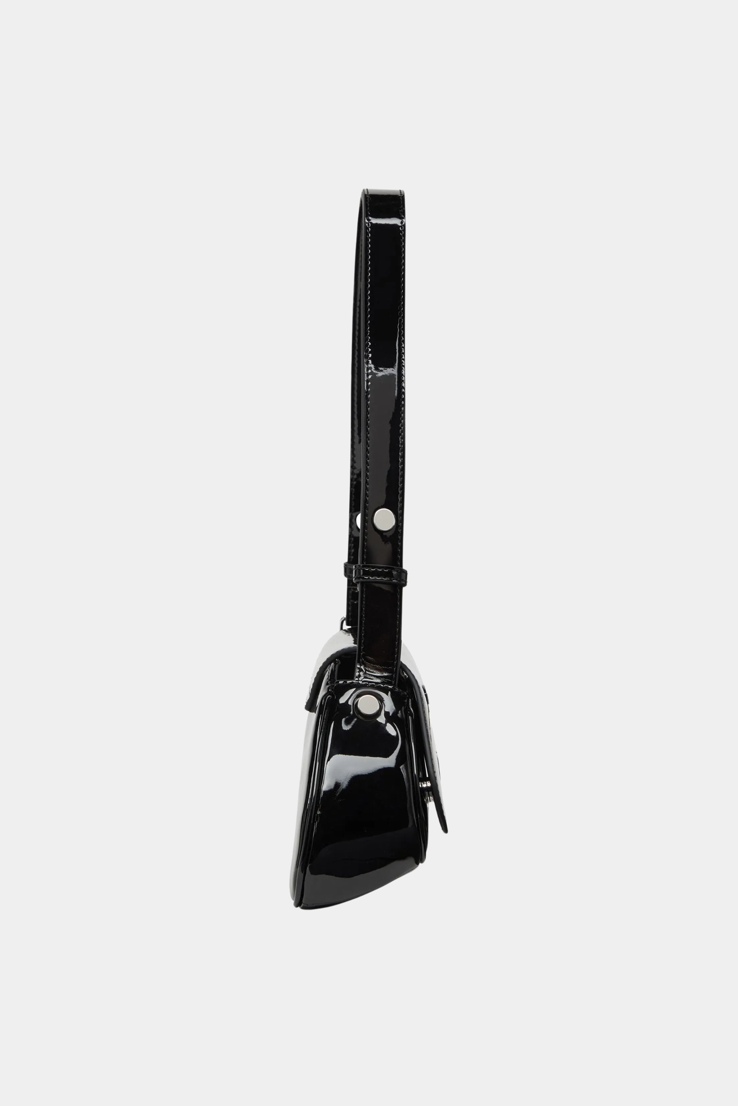 Vista lateral da bolsa Diesel preta com acabamento glossy e modelagem slim