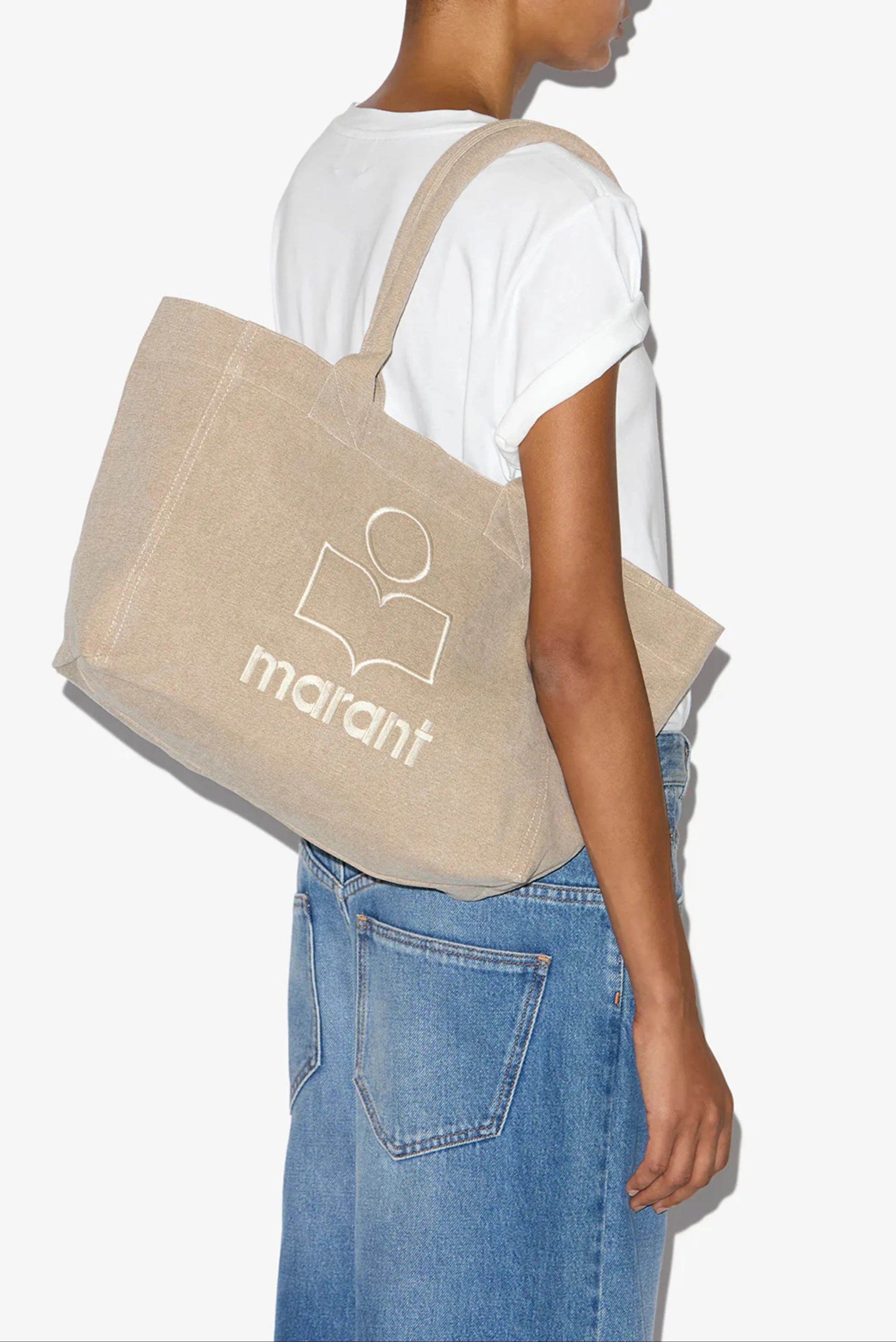 Bolsa tote Isabel Marant Yenky bege usada no ombro com logo bordado